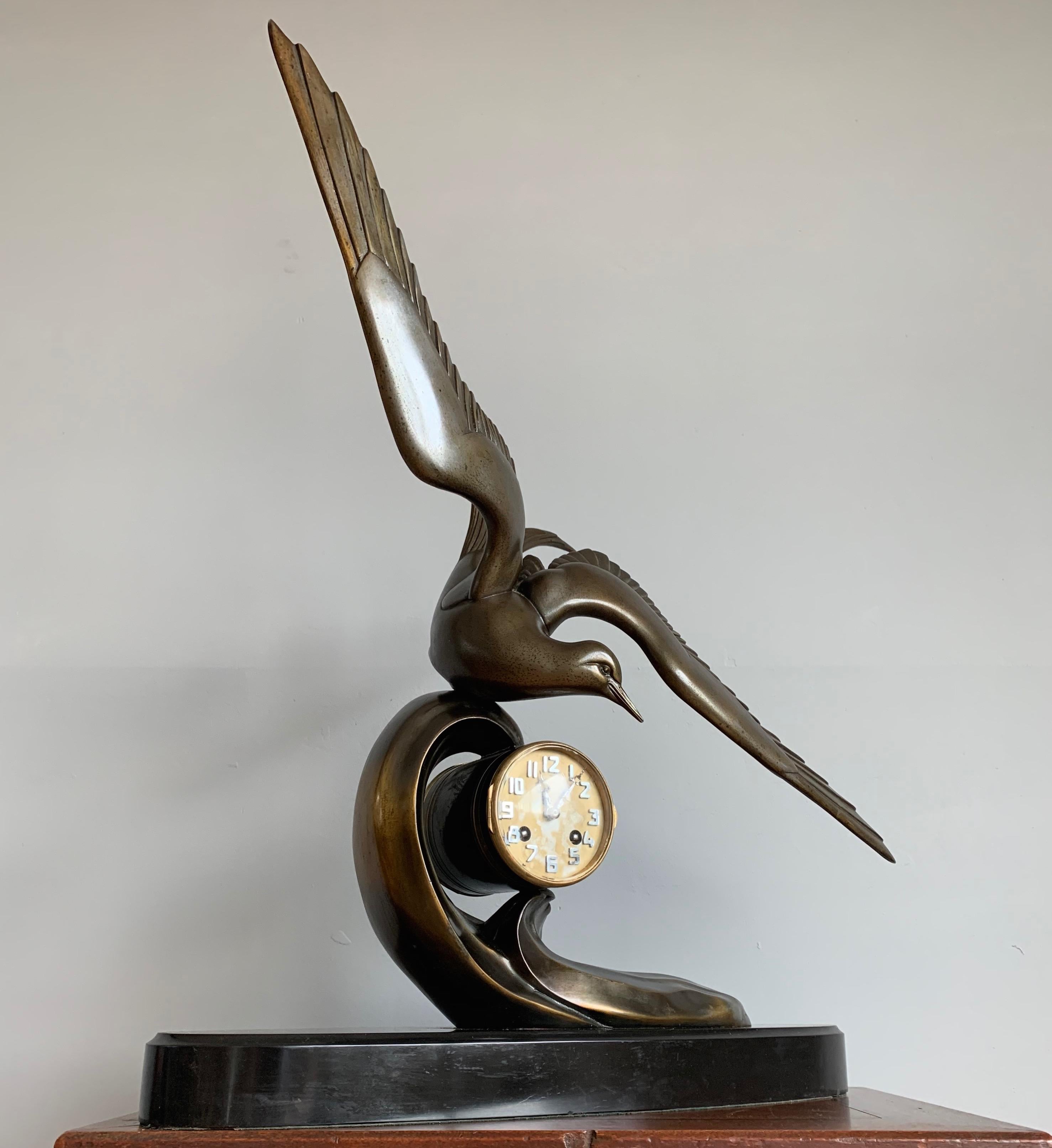 Anmutige Art-Déco-Tisch-/Kaminuhr mit große stilisierter Swallow-Vogel-Skulptur, Art déco im Zustand „Gut“ im Angebot in Lisse, NL