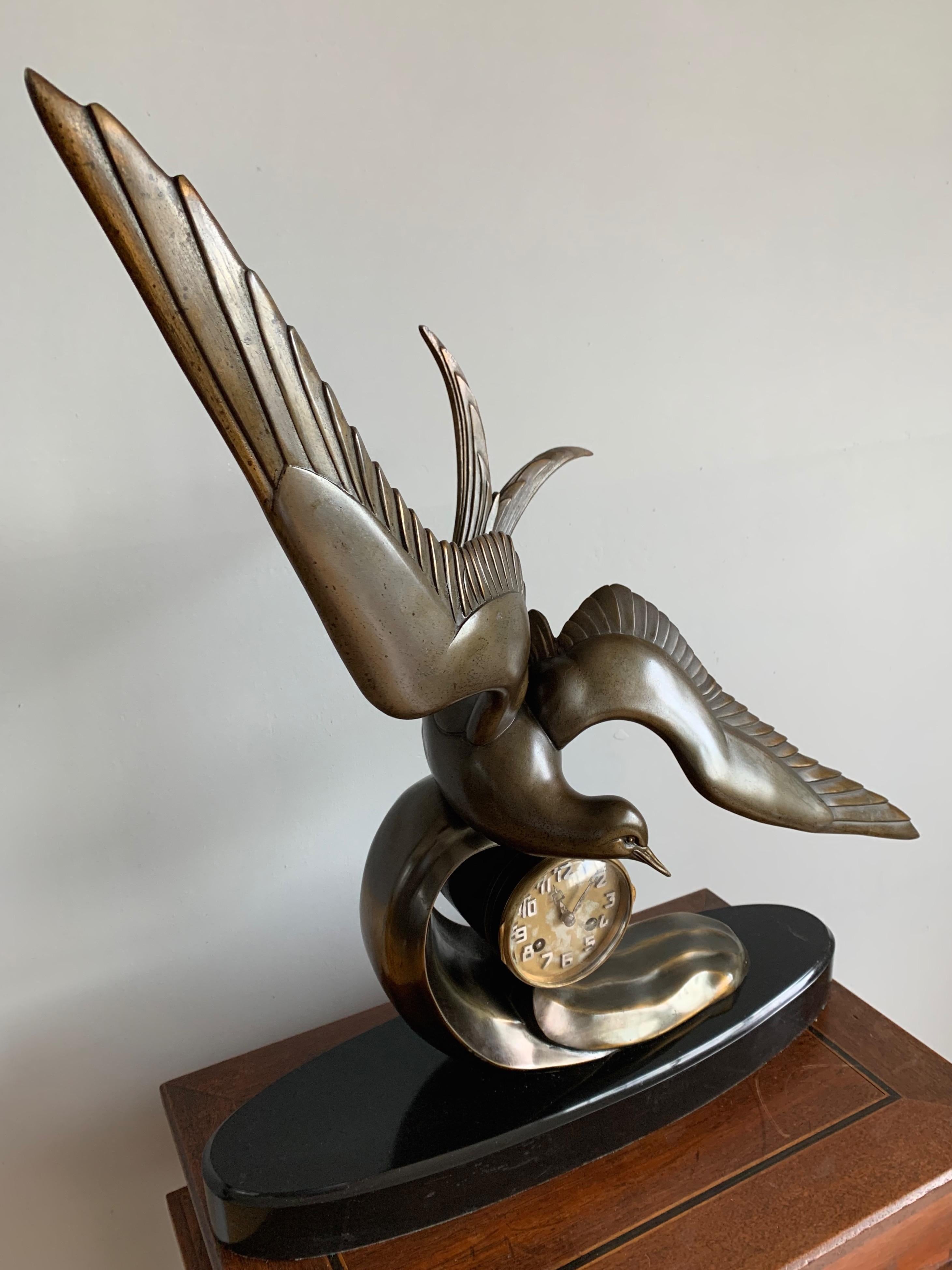 Anmutige Art-Déco-Tisch-/Kaminuhr mit große stilisierter Swallow-Vogel-Skulptur, Art déco (20. Jahrhundert) im Angebot