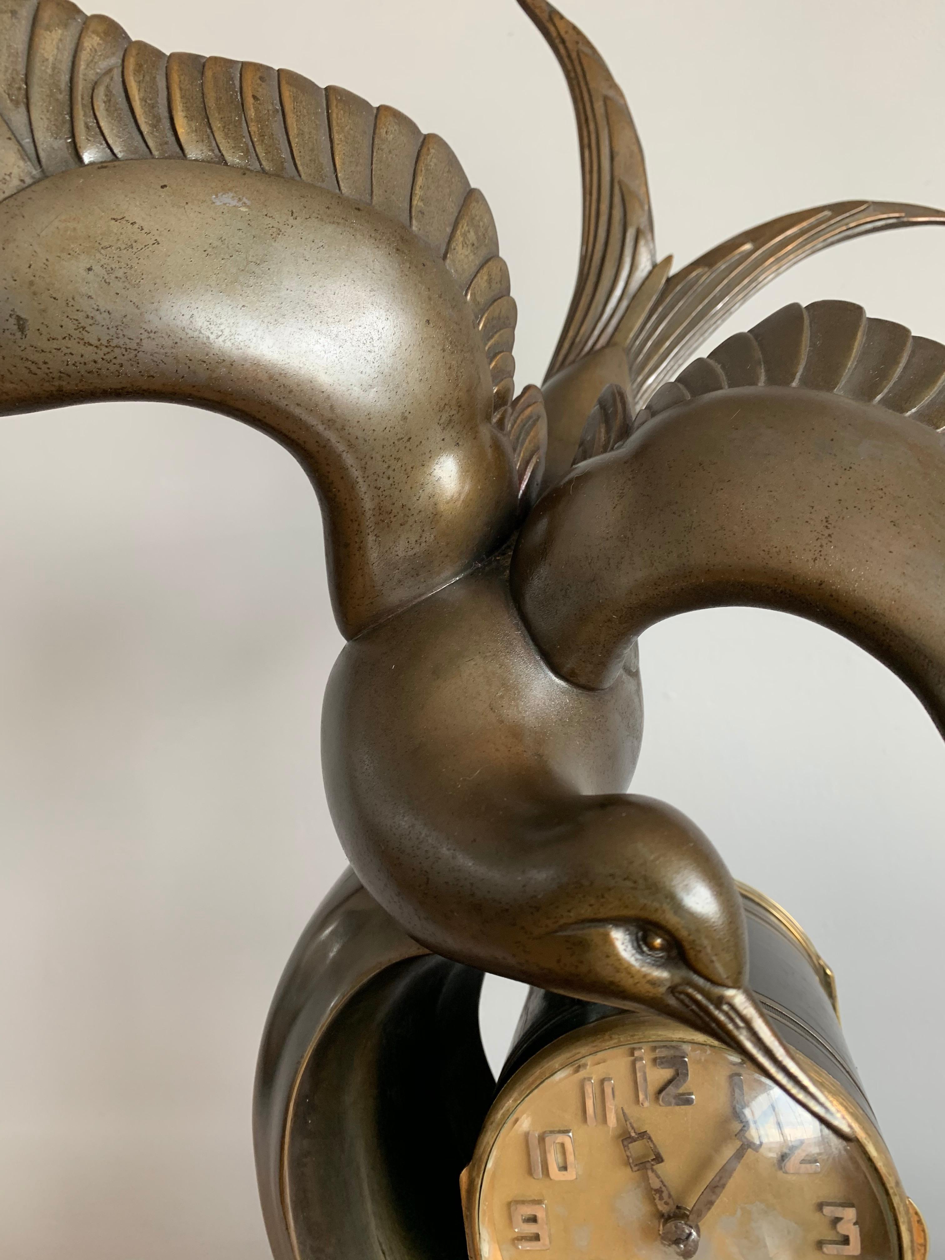 Zinc brut Pendule de table/de cheminée Art déco gracieuse avec grande sculpture d'oiseau coquillage stylisé en vente