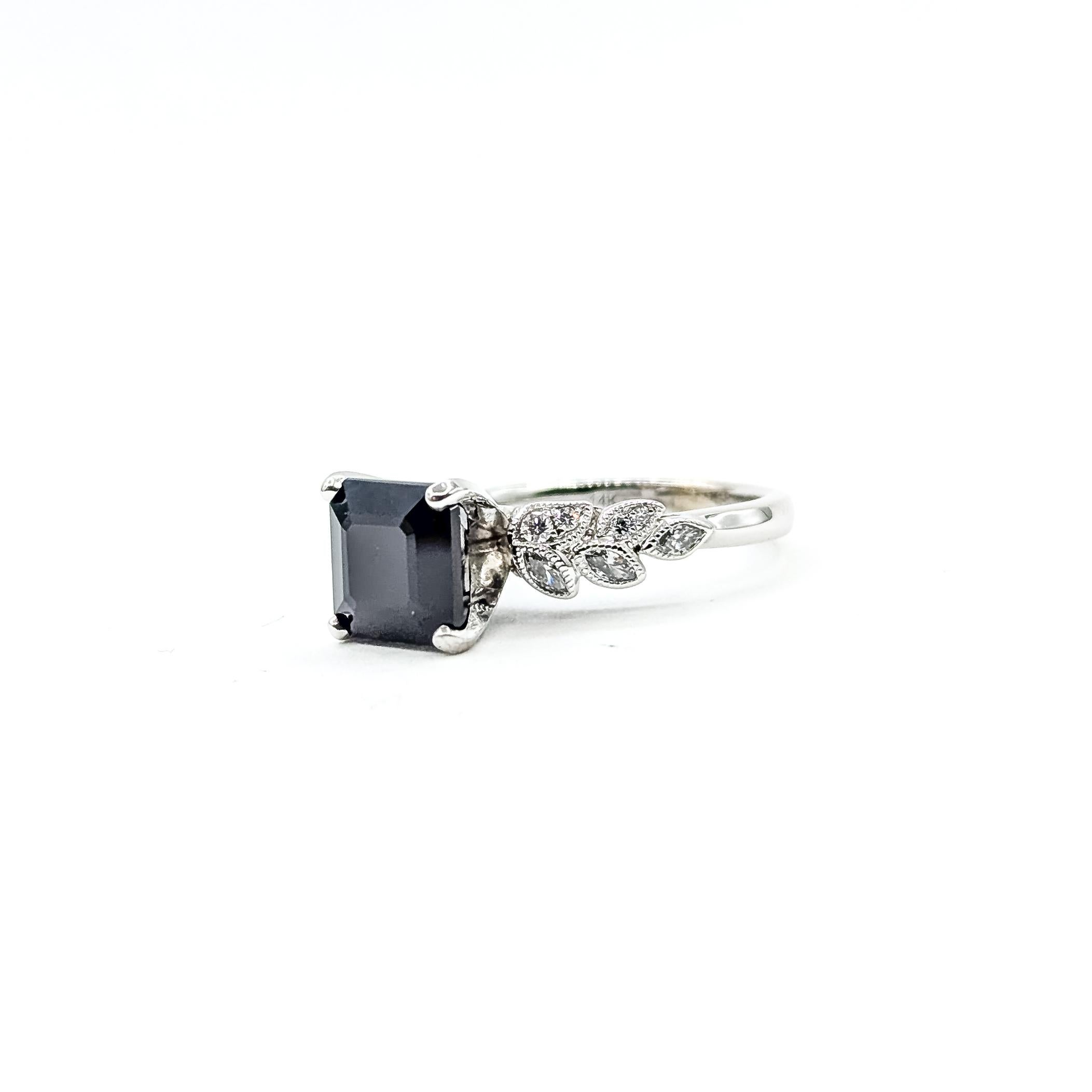 Elegante Anillo Milgrain de Zafiro Negro y Diamantes en Oro Blanco de 14k Contemporáneo en venta