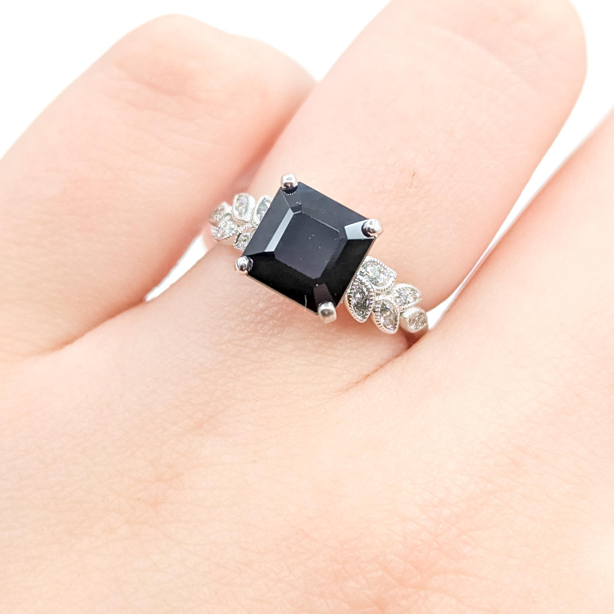 Elegante Anillo Milgrain de Zafiro Negro y Diamantes en Oro Blanco de 14k en Excelente estado para la venta en Bloomington, MN