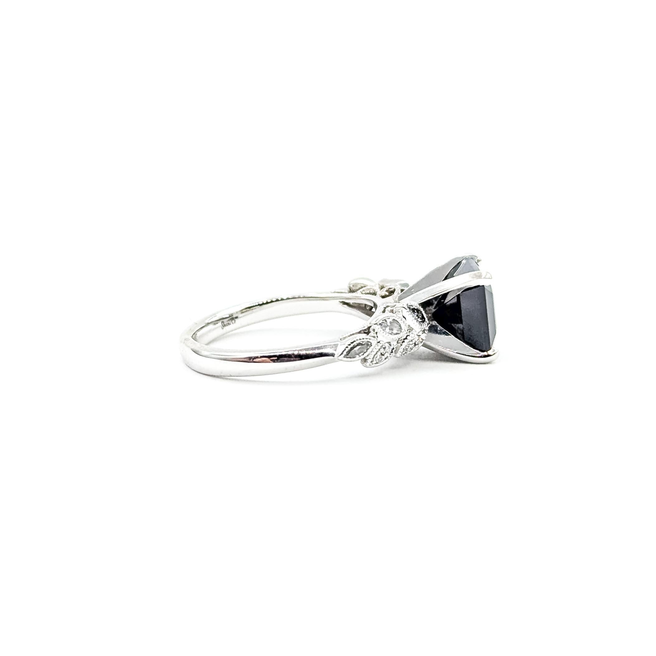 Elegante Anillo Milgrain de Zafiro Negro y Diamantes en Oro Blanco de 14k en venta 1