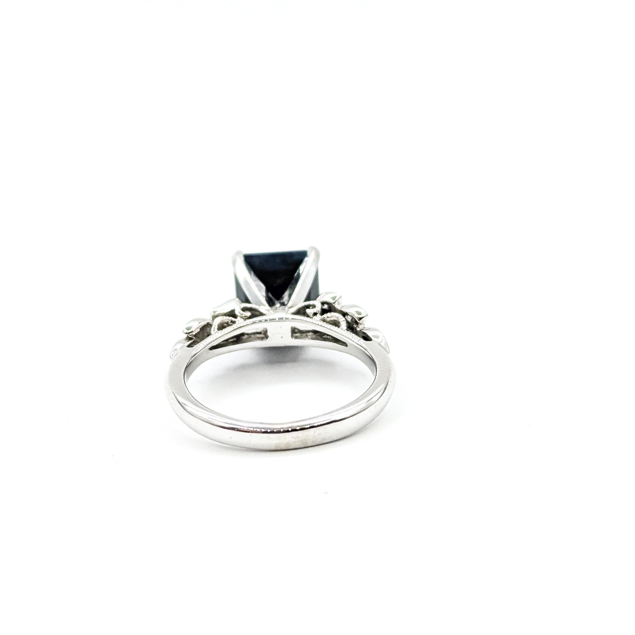 Elegante Anillo Milgrain de Zafiro Negro y Diamantes en Oro Blanco de 14k en venta 2