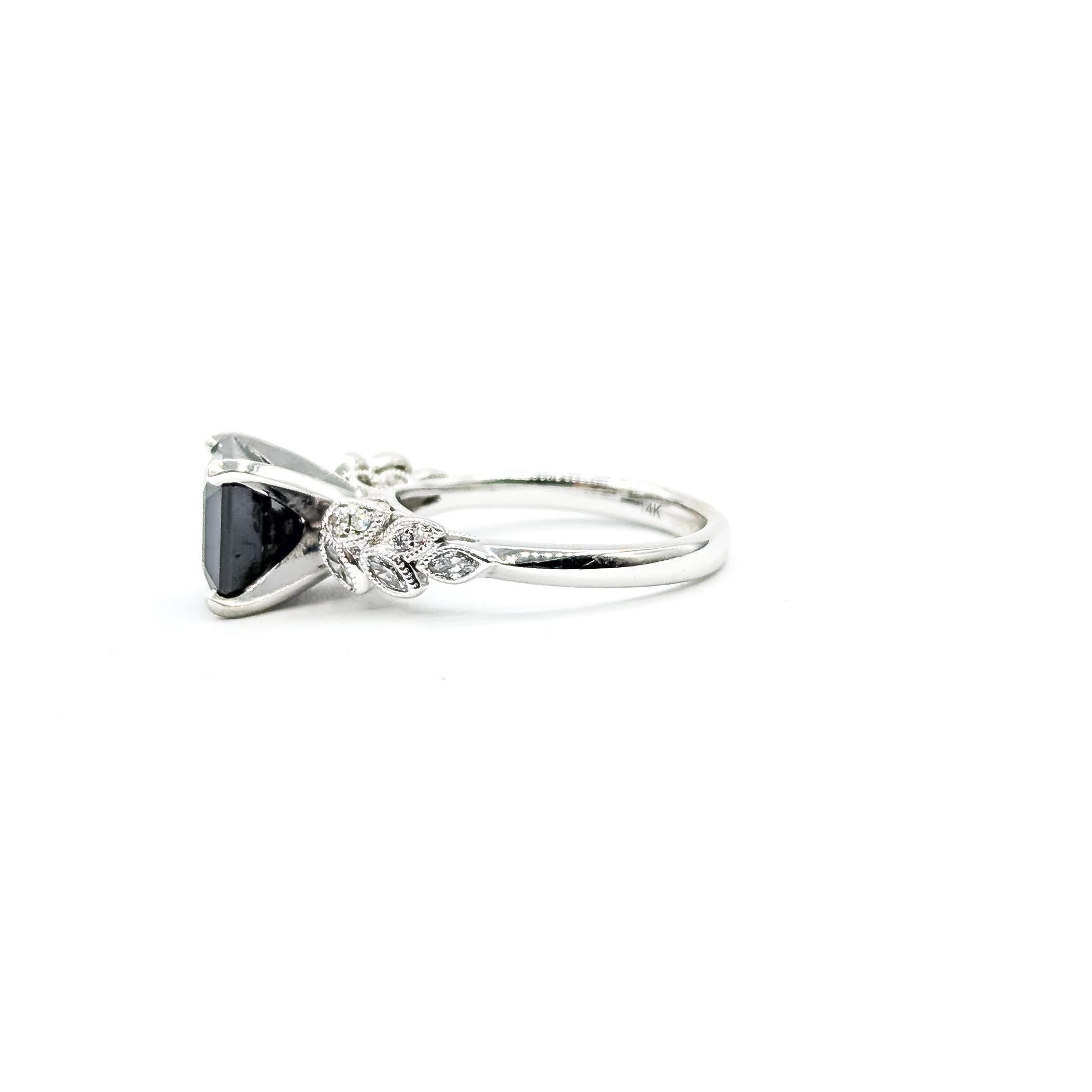 Elegante Anillo Milgrain de Zafiro Negro y Diamantes en Oro Blanco de 14k en venta 3