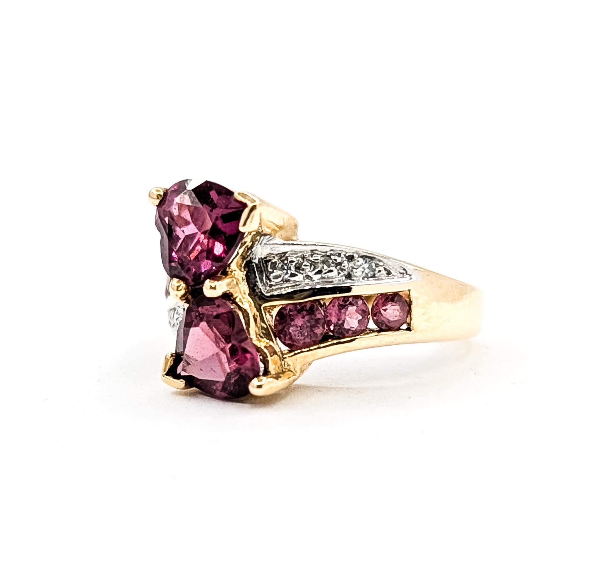 Cette élégante bague est réalisée en or jaune 10k et présente deux tourmalines roses vives, serties en pont romantique. Les tourmalines totalisent 2,00 carats et sont magnifiquement complétées par des accents de diamants étincelants totalisant 0,04