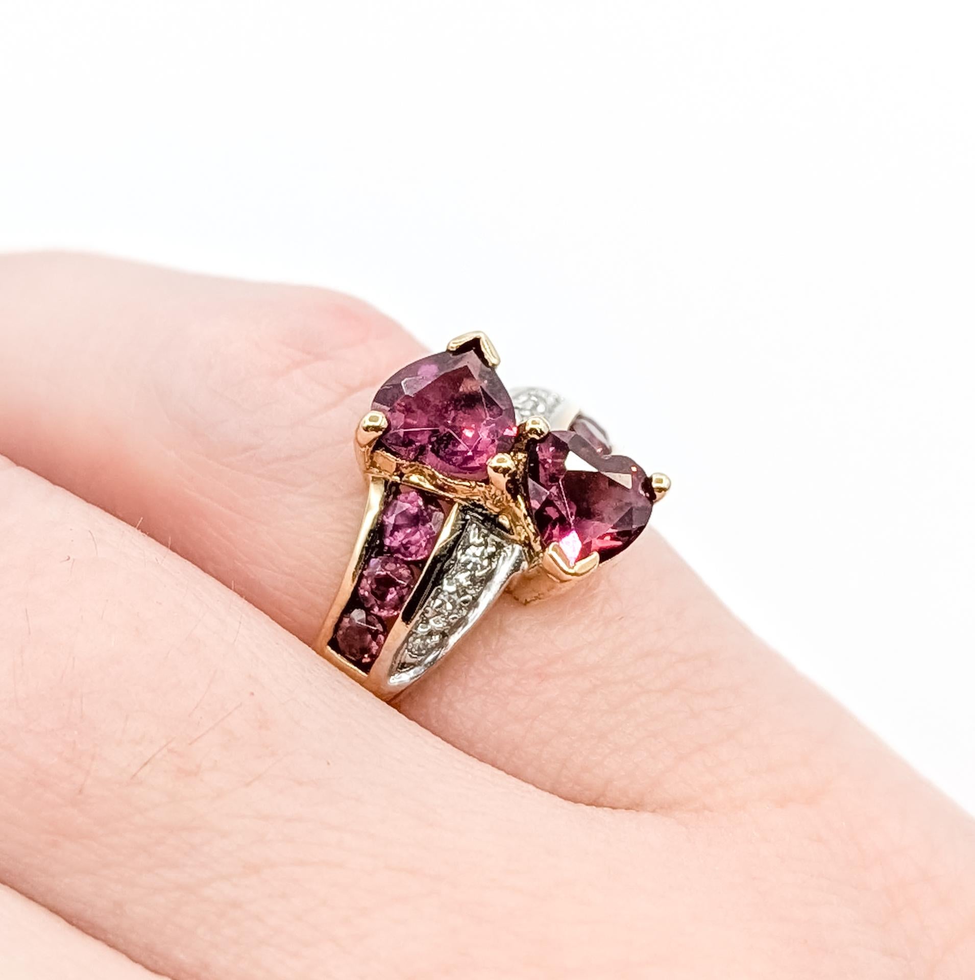 Taille cœur Bague gracieuse tourmaline et diamant en 10k en vente
