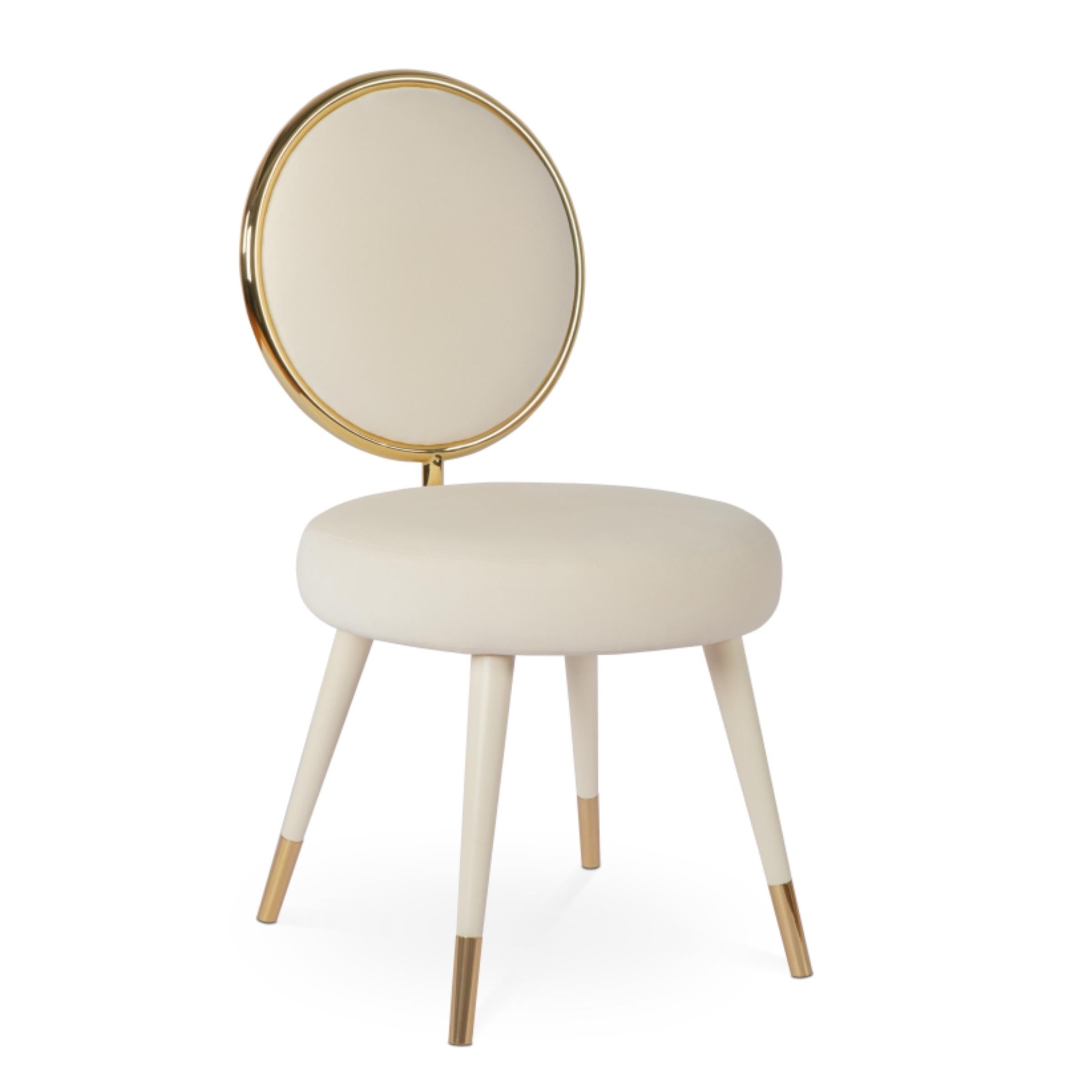 Graceful Chair ist ein eleganter Stuhl mit raffinierten und femininen Linien, die an die Roaring Twenties erinnern.

 WIE ABGEBILDET
 Polsterung: Baumwollsamt
 Beine: Cotton Velvet lackiertes Holz mit mattem Finish
 Ring- und Fußabdeckungen: