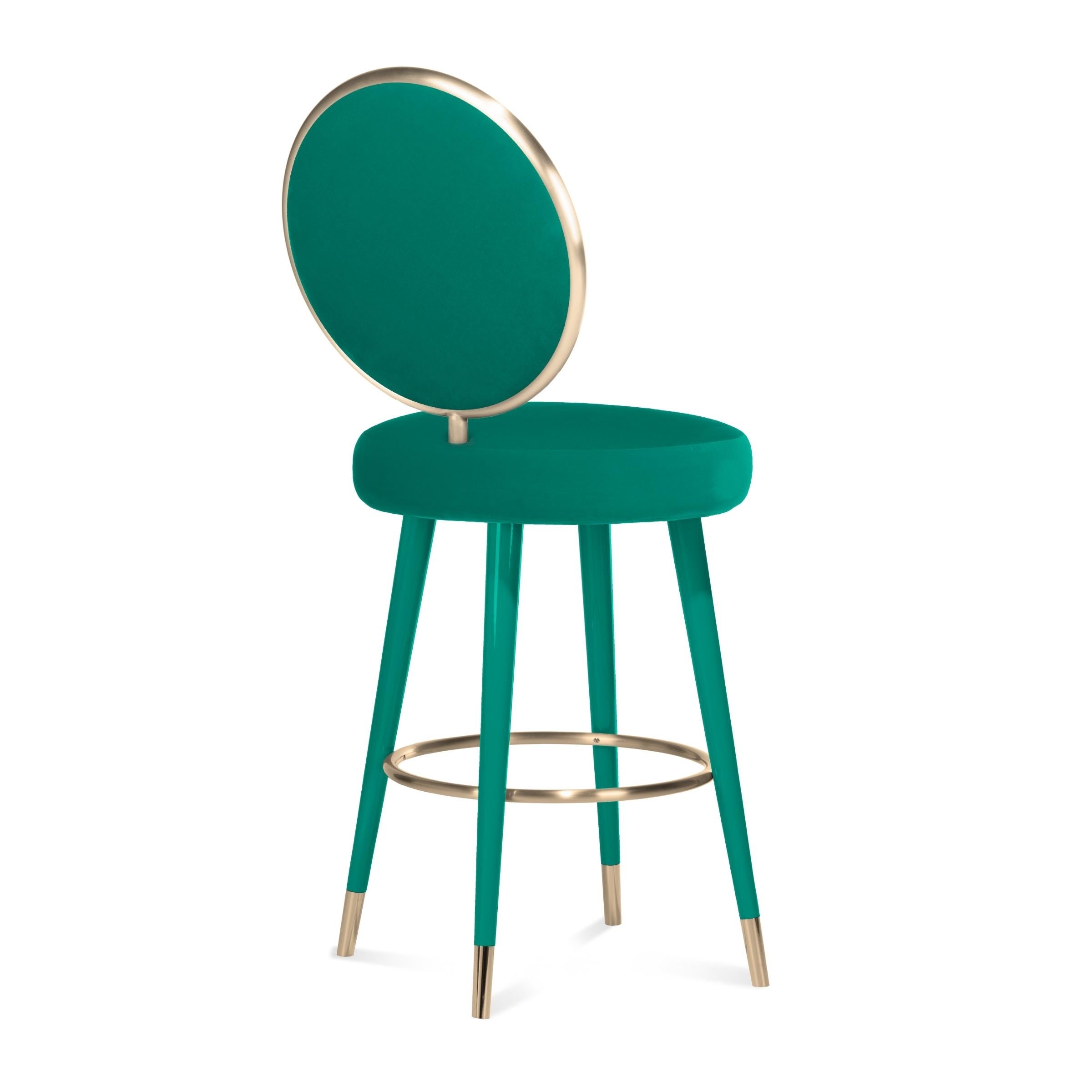 Graceful Counter Stool will remind you of female empowerment allied to an accentuated concept of
elegance and sensuality.

AS PICTURED
Upholstery: Cotton velvet
Legs: Lacquered wood with matte finish
Ring, feet covers and footrest: Brushed Brass