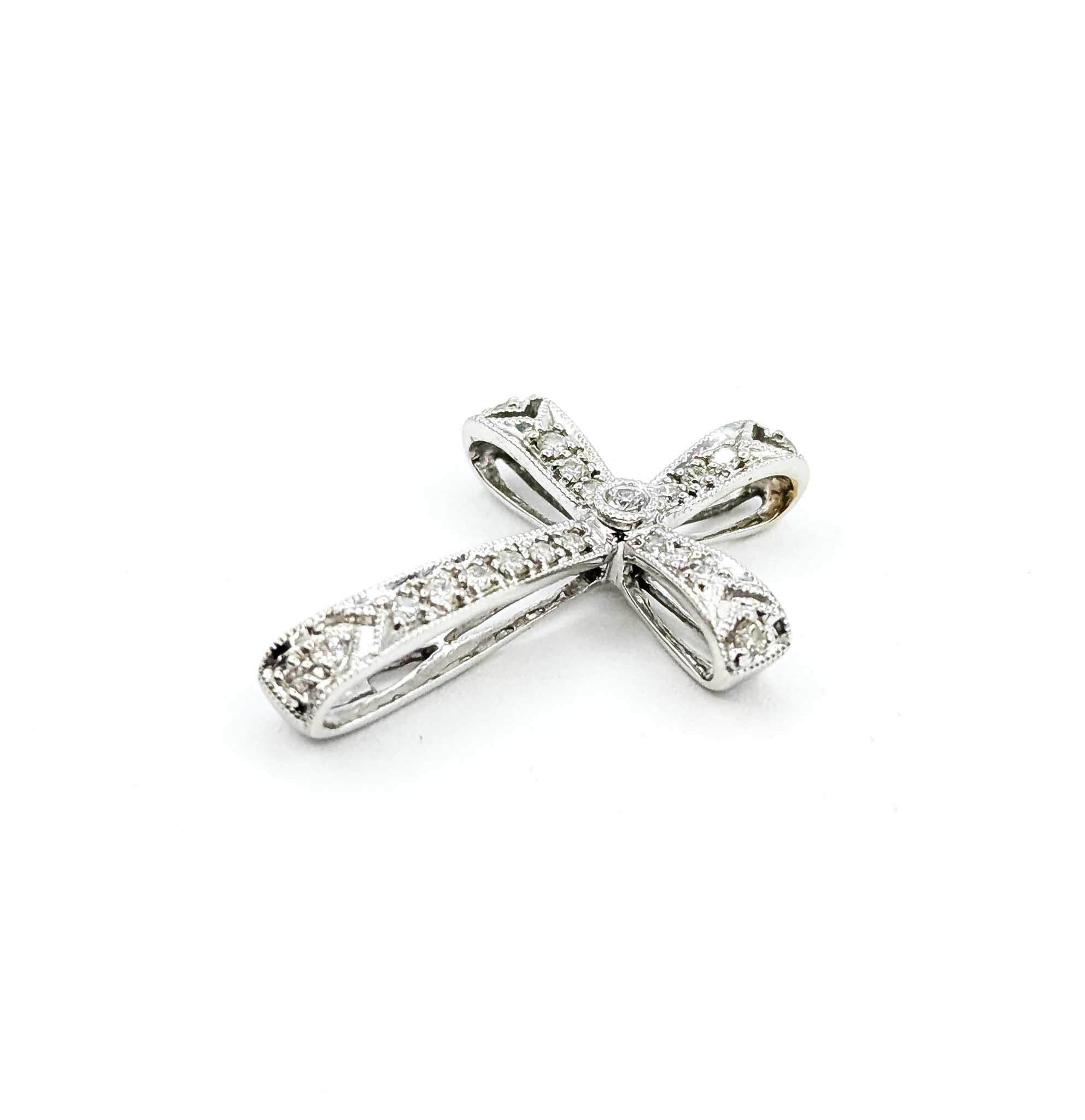 Contemporaneo Grazioso ciondolo a forma di croce con diamante in oro bianco 18 carati in vendita