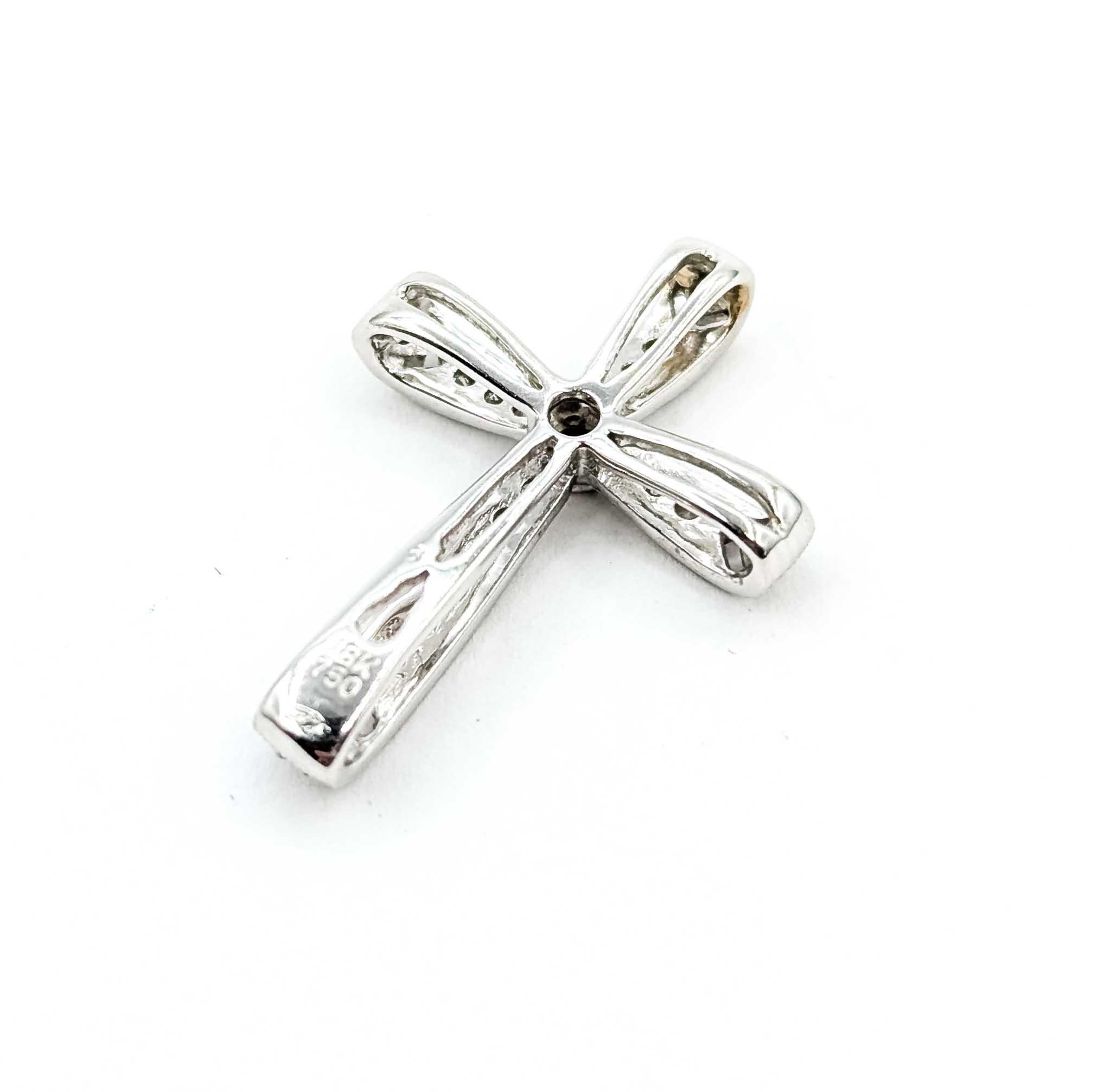 Donna Grazioso ciondolo a forma di croce con diamante in oro bianco 18 carati in vendita