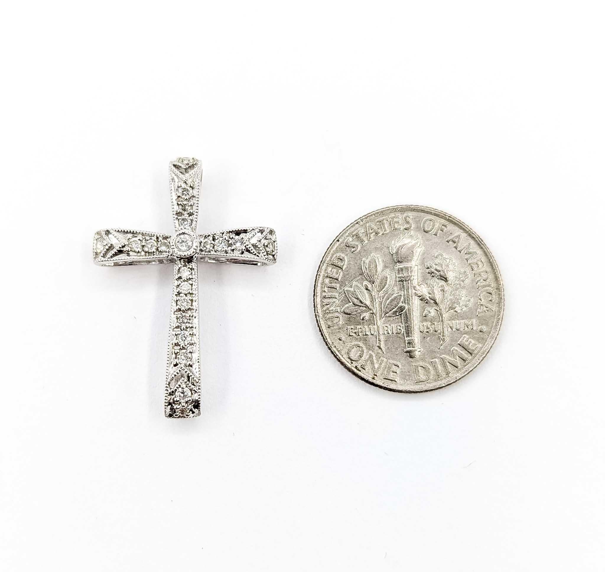 Grazioso ciondolo a forma di croce con diamante in oro bianco 18 carati in vendita 2