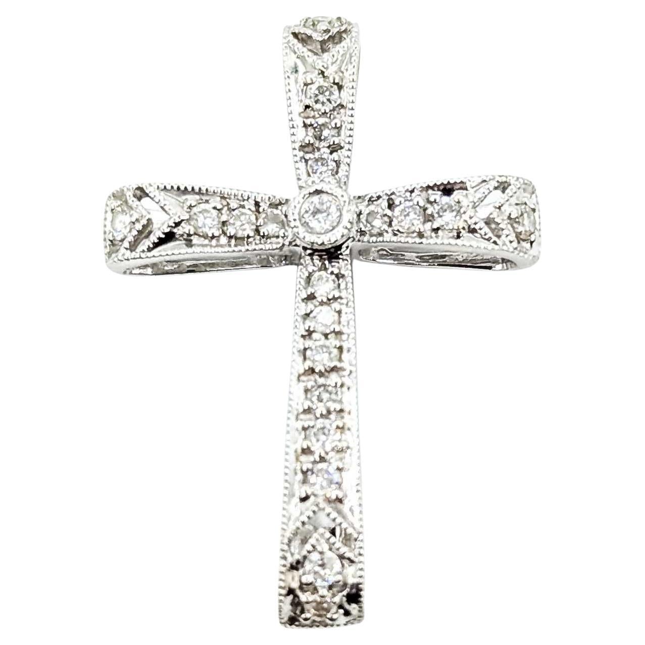 Grazioso ciondolo a forma di croce con diamante in oro bianco 18 carati in vendita