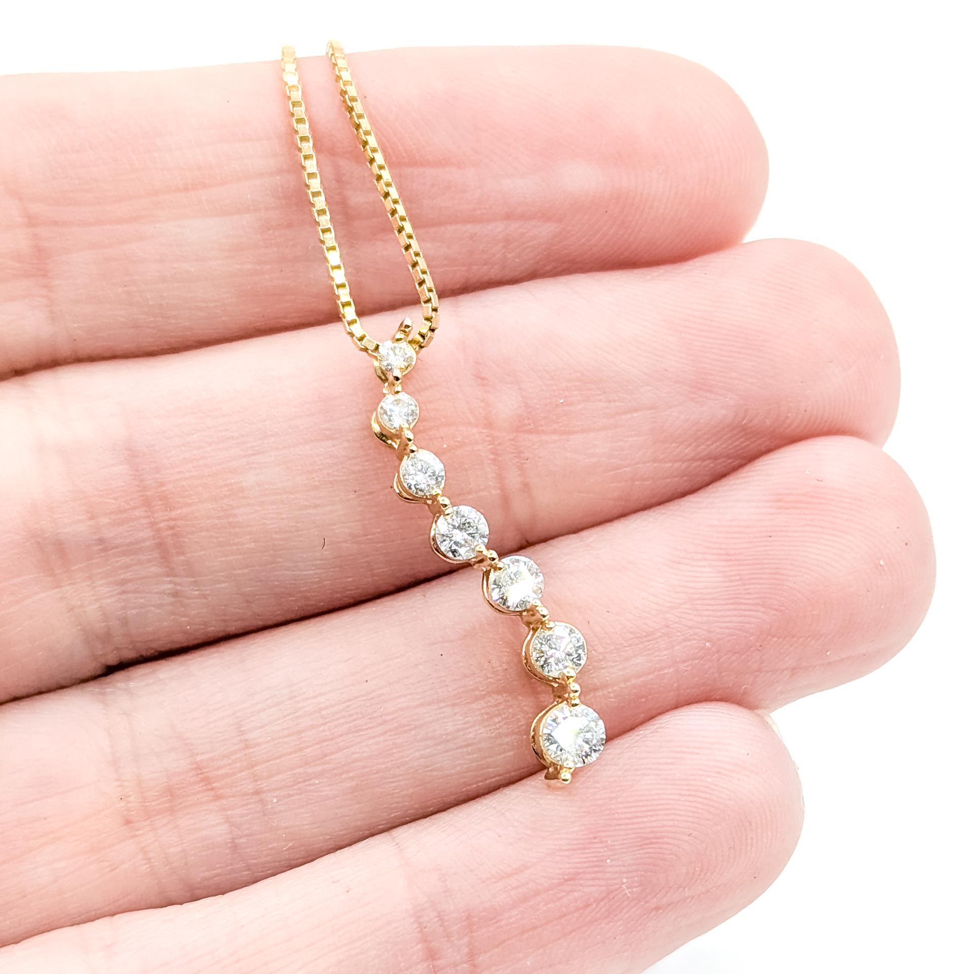 Taglio rotondo Ciondolo Graceful Diamond Journey in 14k in vendita