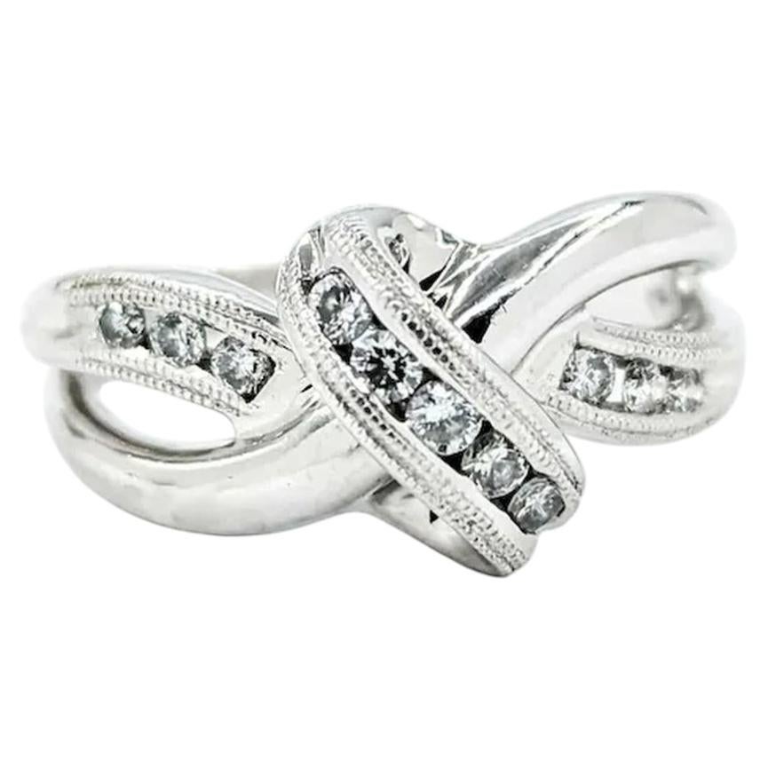 Anmutiger Diamant-Drehring aus 14k Weißgold