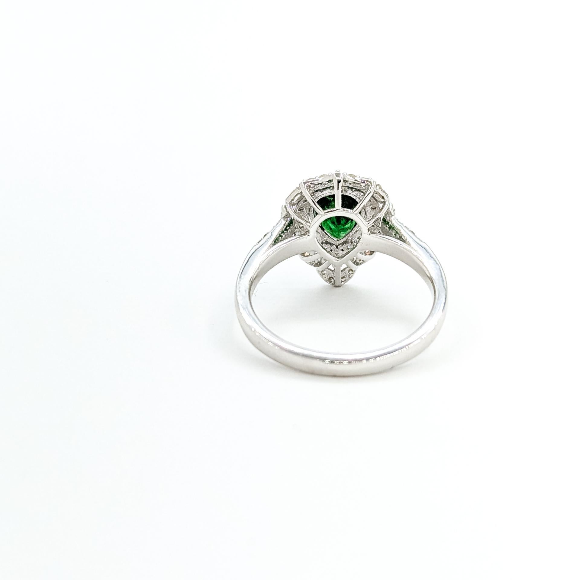 Elegante Anillo de Granate Verde y Diamante en Platino en venta 4