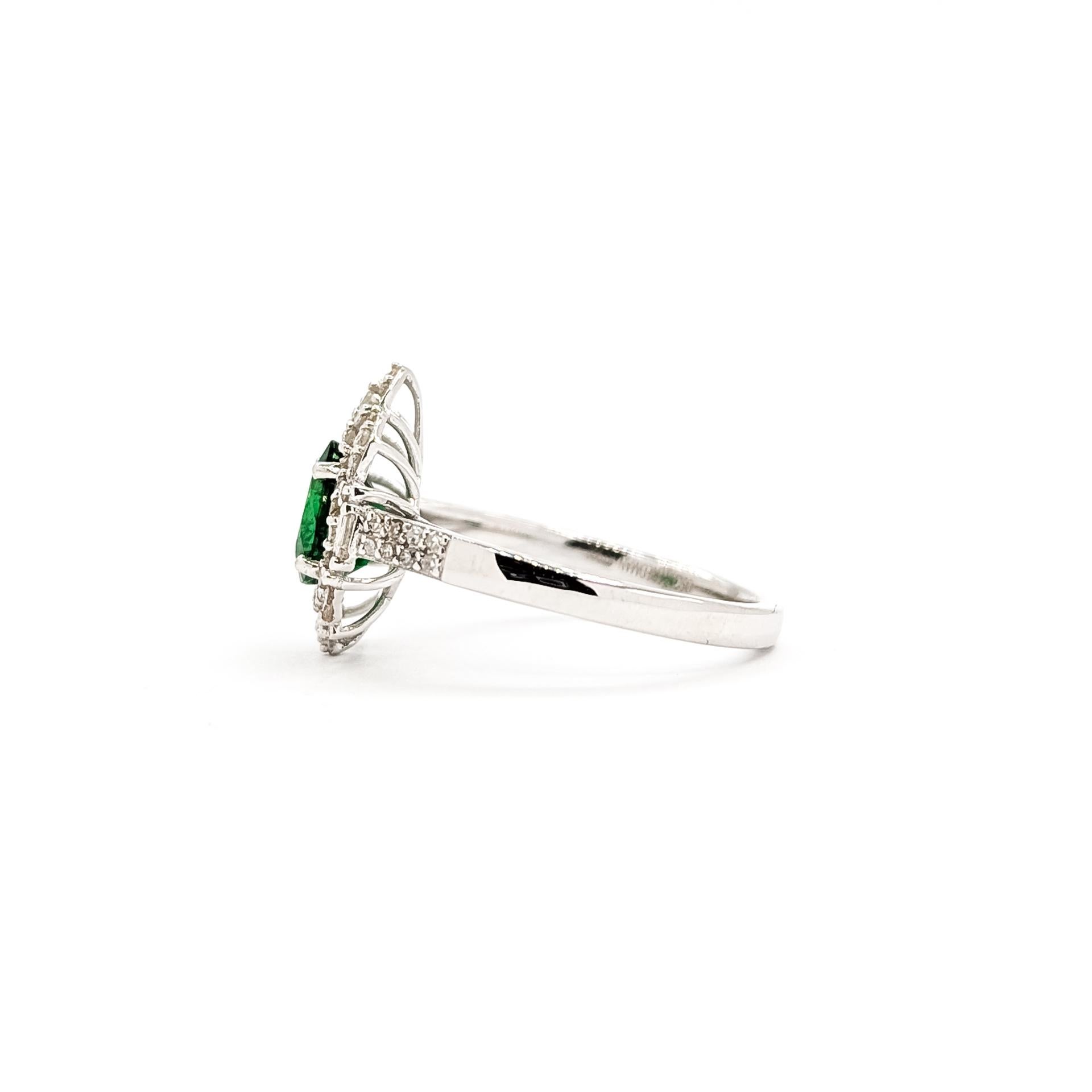 Elegante Anillo de Granate Verde y Diamante en Platino en venta 6