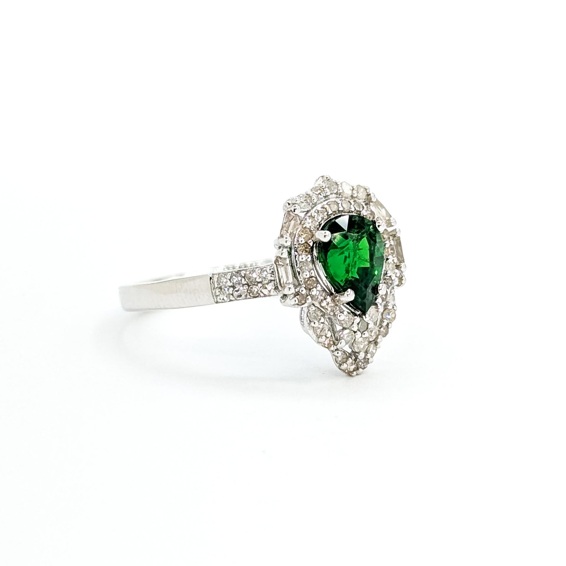 Elegante Anillo de Granate Verde y Diamante en Platino Contemporáneo en venta