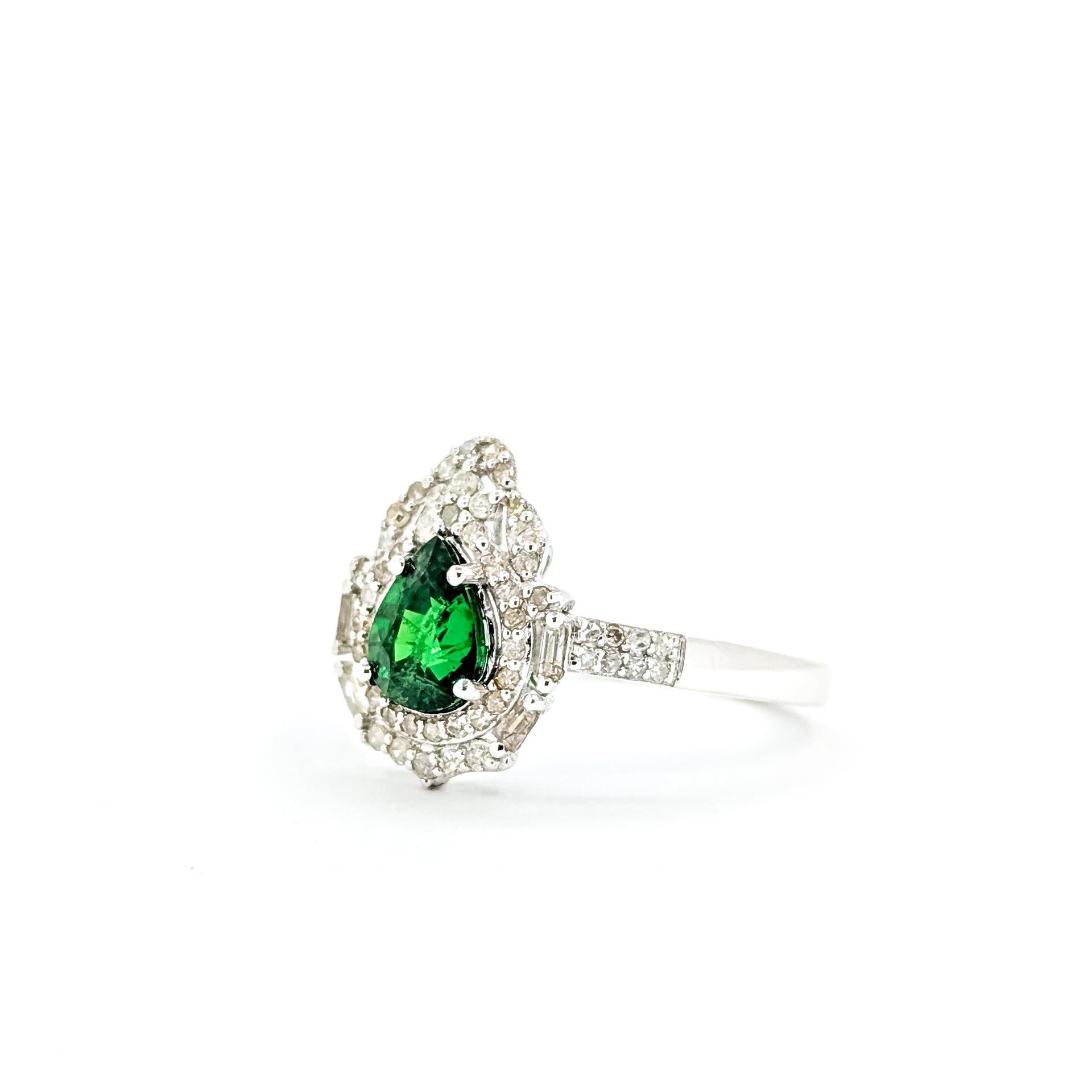 Elegante Anillo de Granate Verde y Diamante en Platino Corte pera en venta