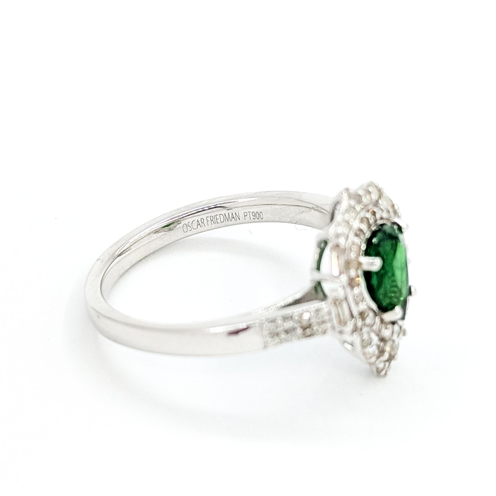 Elegante Anillo de Granate Verde y Diamante en Platino en venta 2