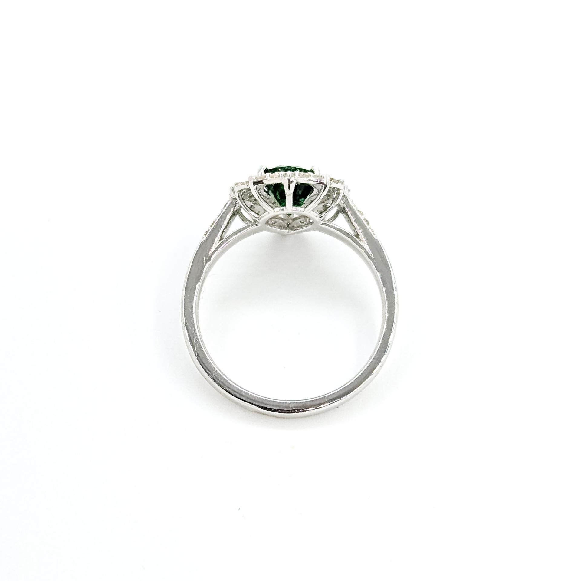 Elegante Anillo de Granate Verde y Diamante en Platino en venta 3