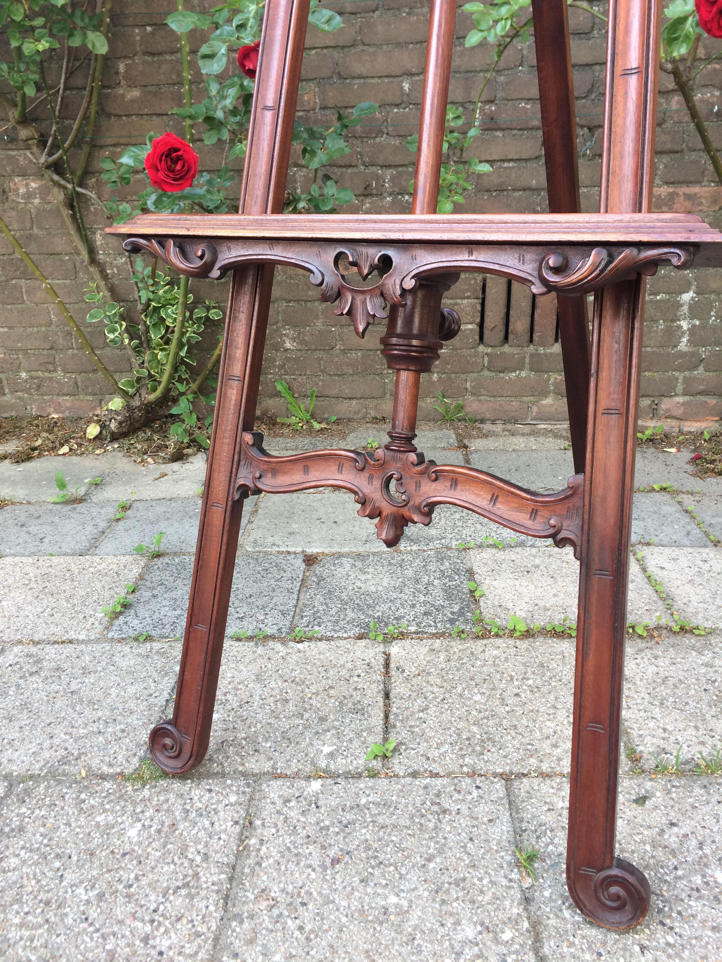 Graceful & Hand Carved 20th Century Mahogany Floor Easel / Artist Display Stand In Excellent Condition In Lisse, NL