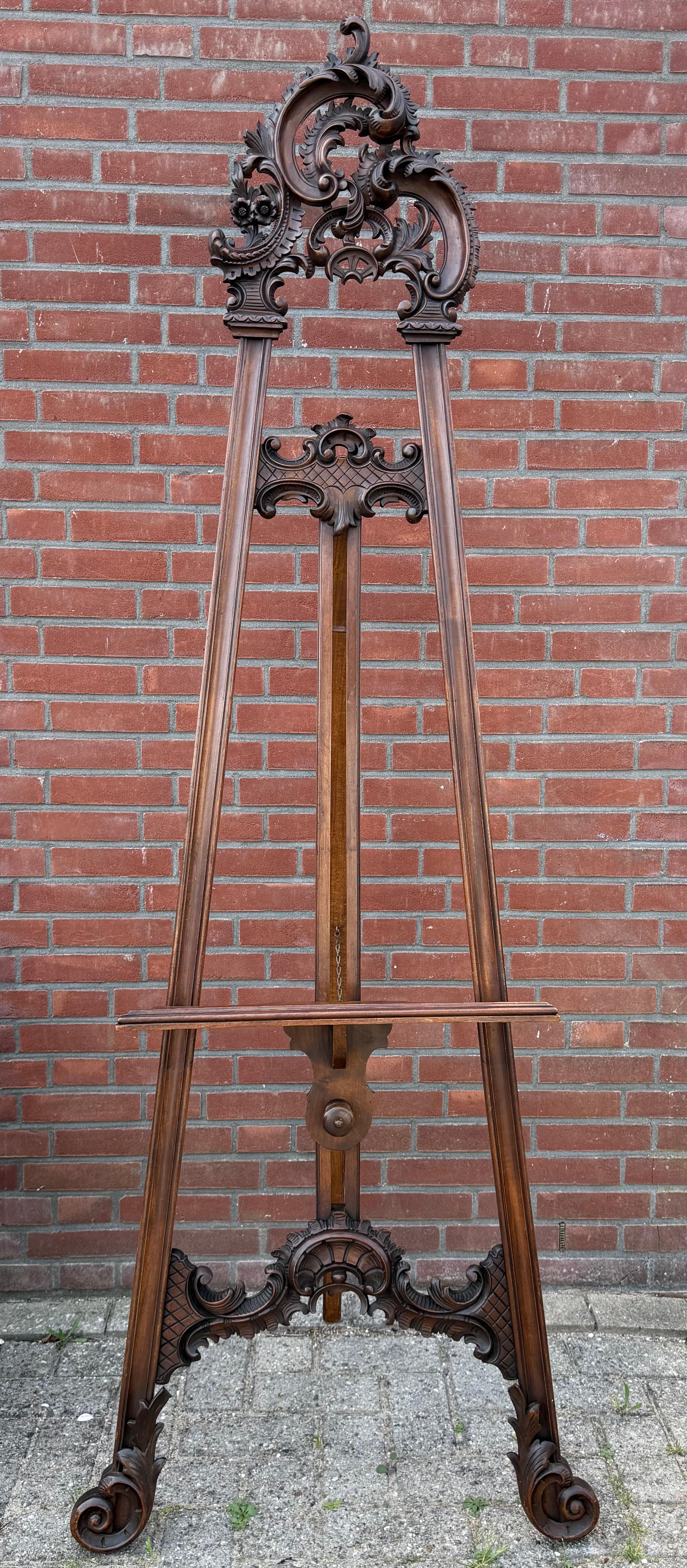 Excellent condition, richly detailed, and exceptionally elegant picture stand.

This stunning gallery easel is a pleasure to behold, even without a painting displayed on it. Thanks to its solid construction and three-legged design, it stands