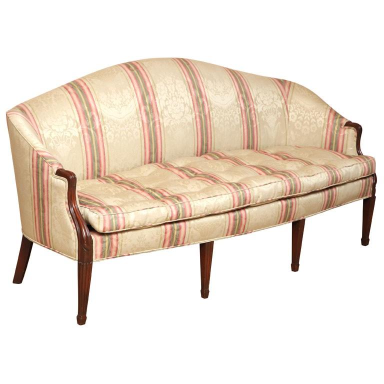 Hepplewhite-Sofa aus Holz und Hogan-Mahagoni im Hepplewhite-Stil mit geformten Armen; auf Lager (Sheraton) im Angebot