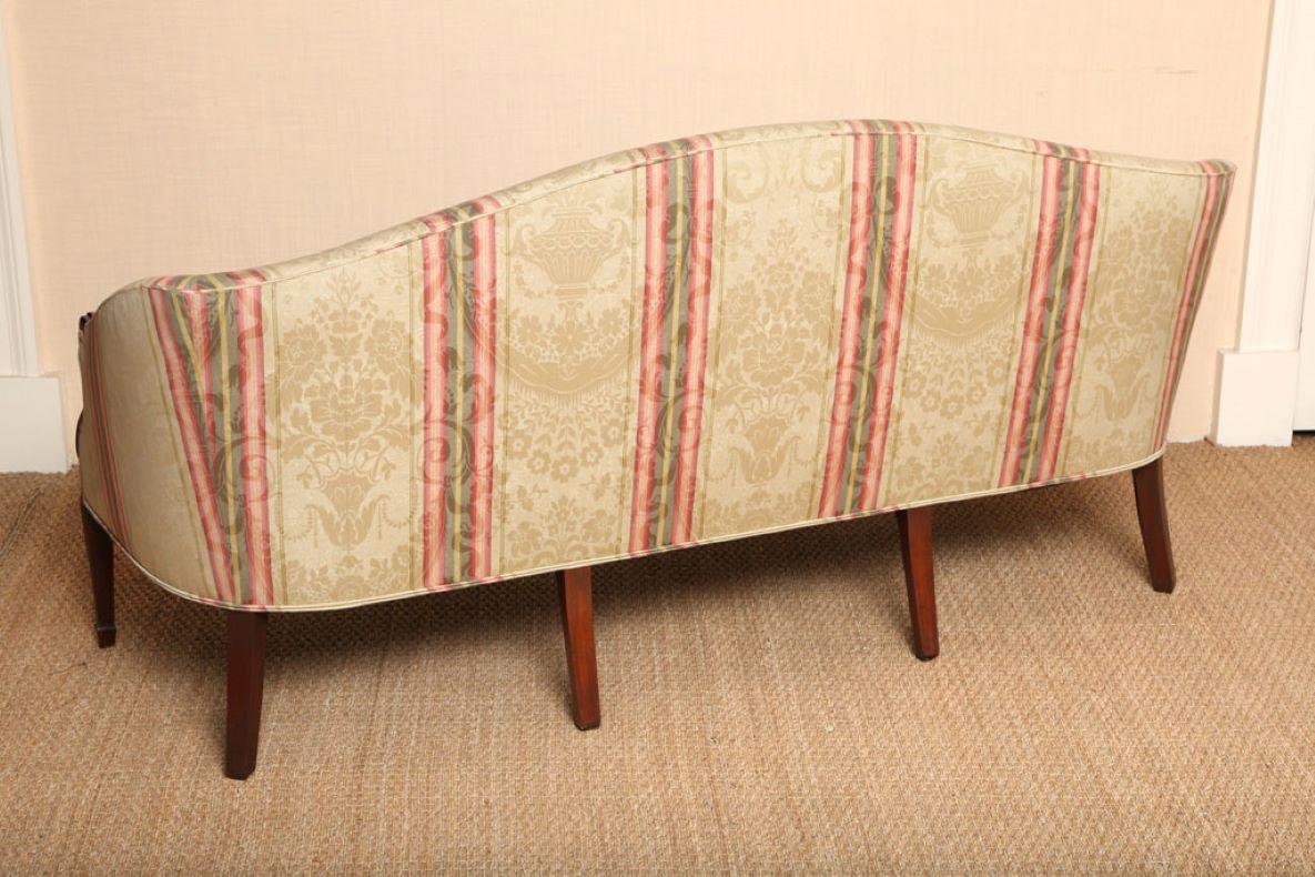 Hepplewhite-Sofa aus Holz und Hogan-Mahagoni im Hepplewhite-Stil mit geformten Armen; auf Lager (amerikanisch) im Angebot