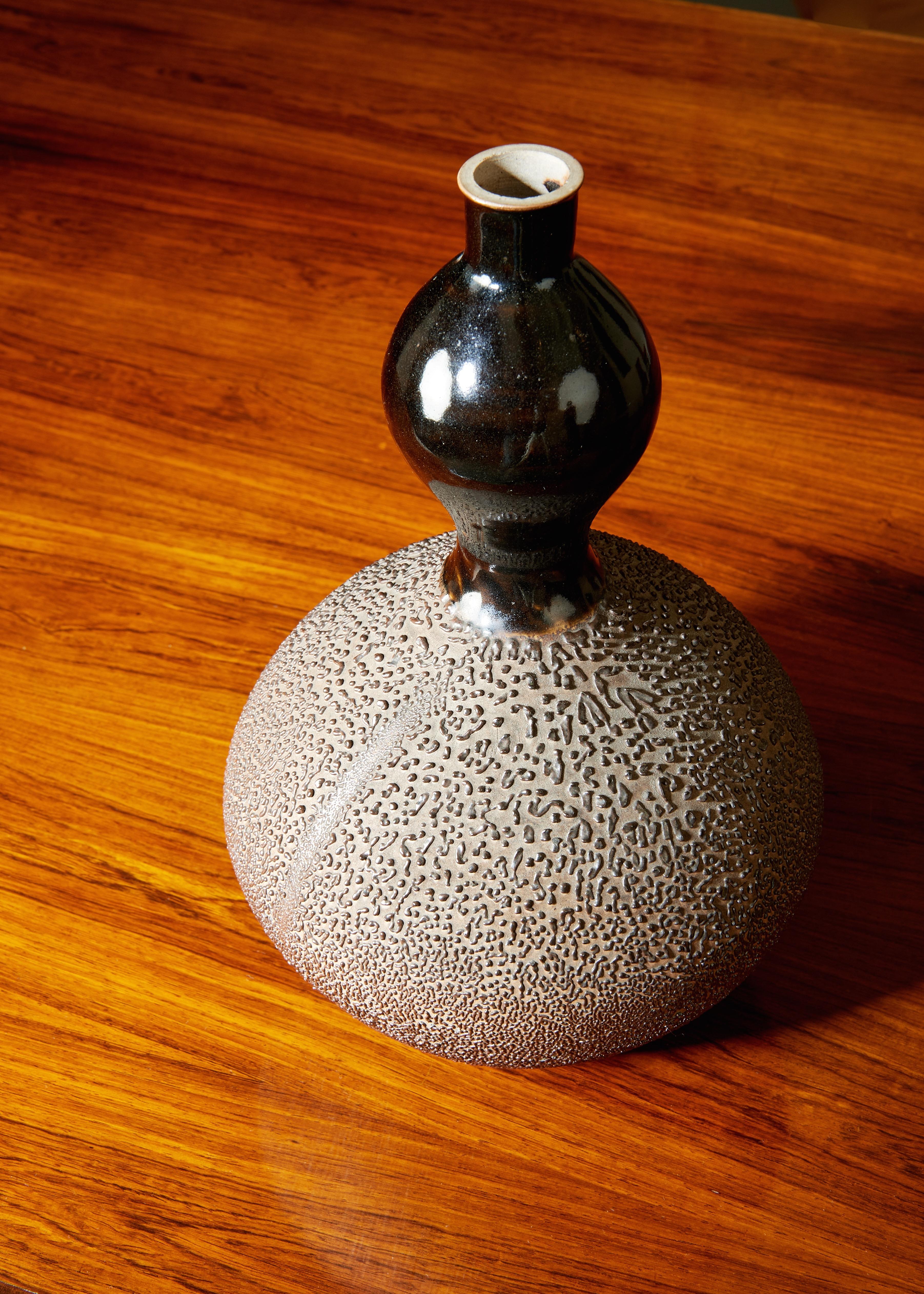 Graceful Japanese Gourd Vase, Black and Brown Glazed Textured Ceramic, 20th Cent For Sale 7