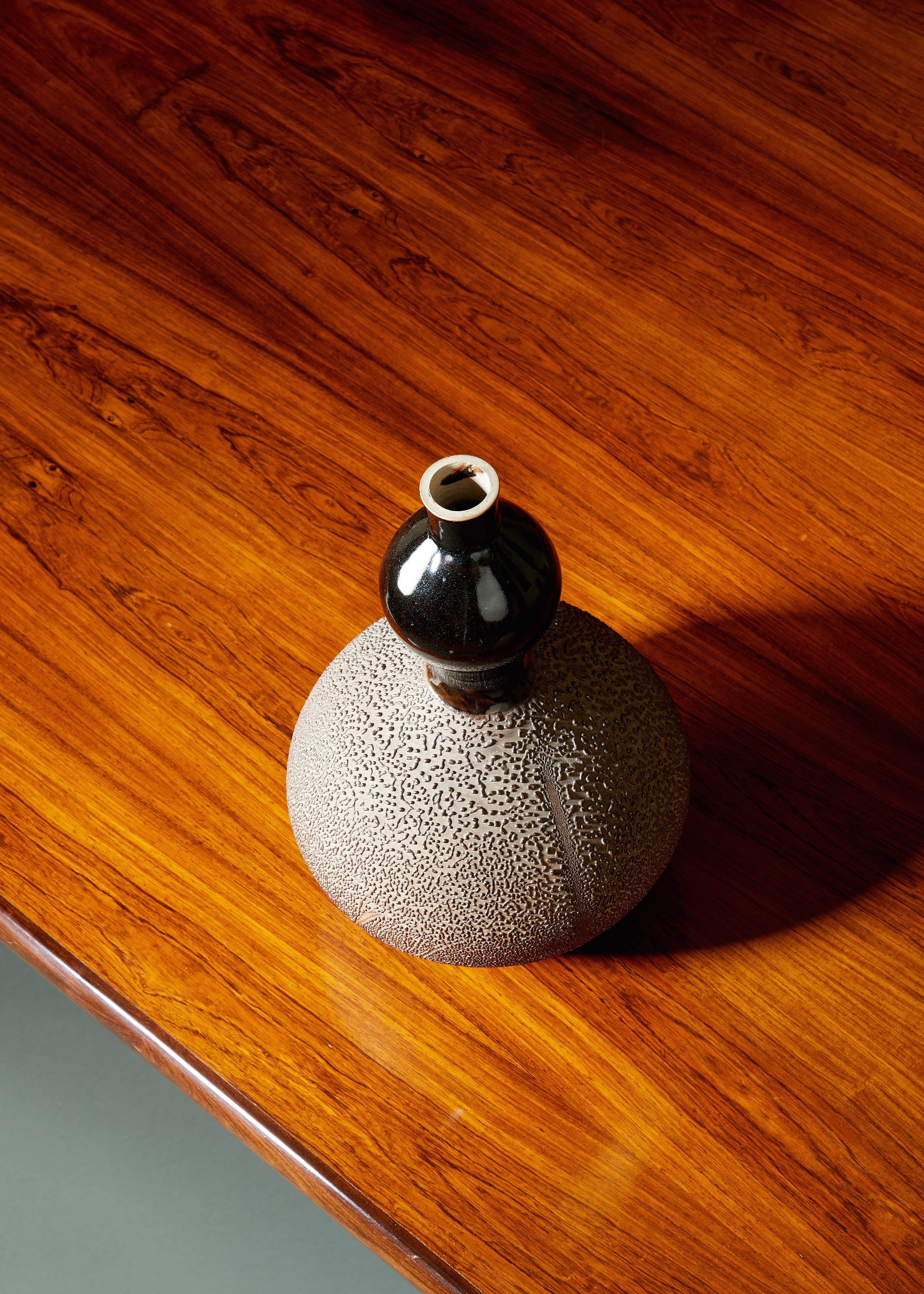 Graceful Japanese Gourd Vase, Black and Brown Glazed Textured Ceramic, 20th Cent For Sale 11