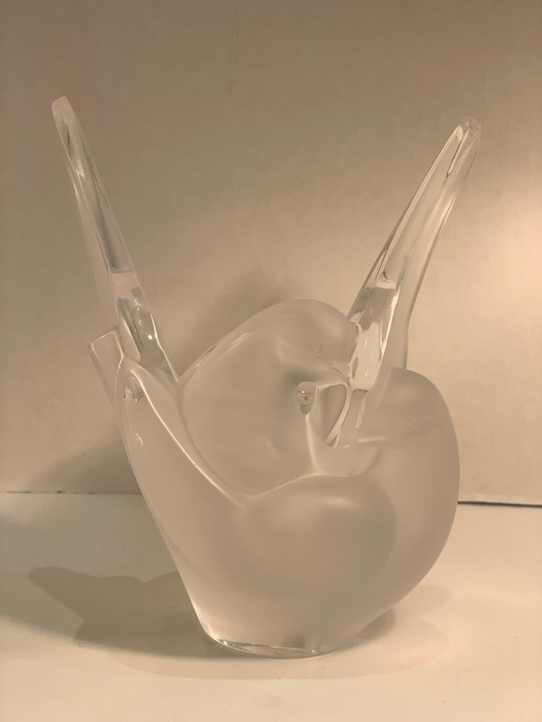 Anmutige Lalique France „Sylvie“ Kristallvase „Sylvie“ mit geliebten Tauben und Blumenfrosch im Angebot 3