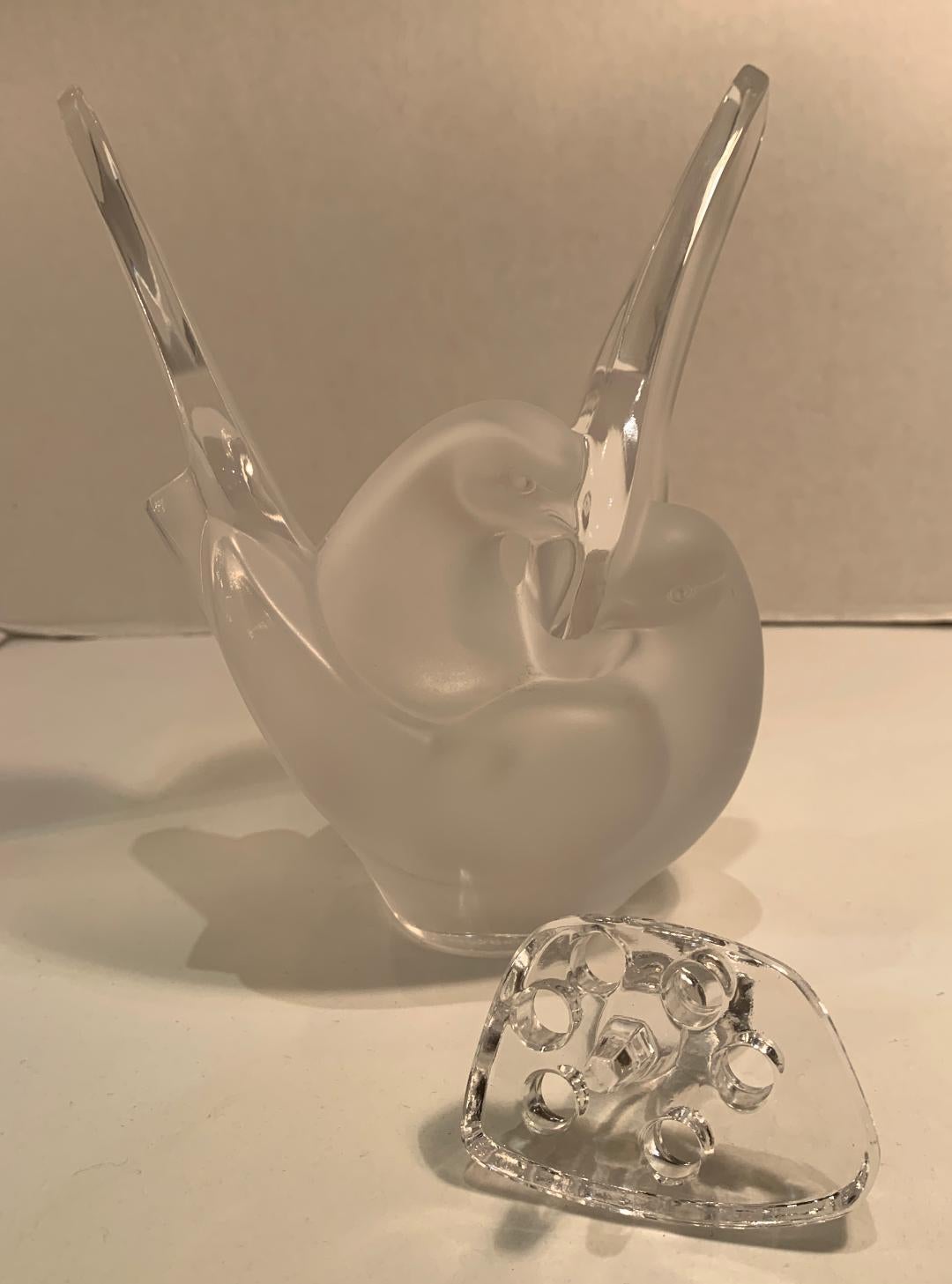 Anmutige Lalique France „Sylvie“ Kristallvase „Sylvie“ mit geliebten Tauben und Blumenfrosch (Französisch) im Angebot