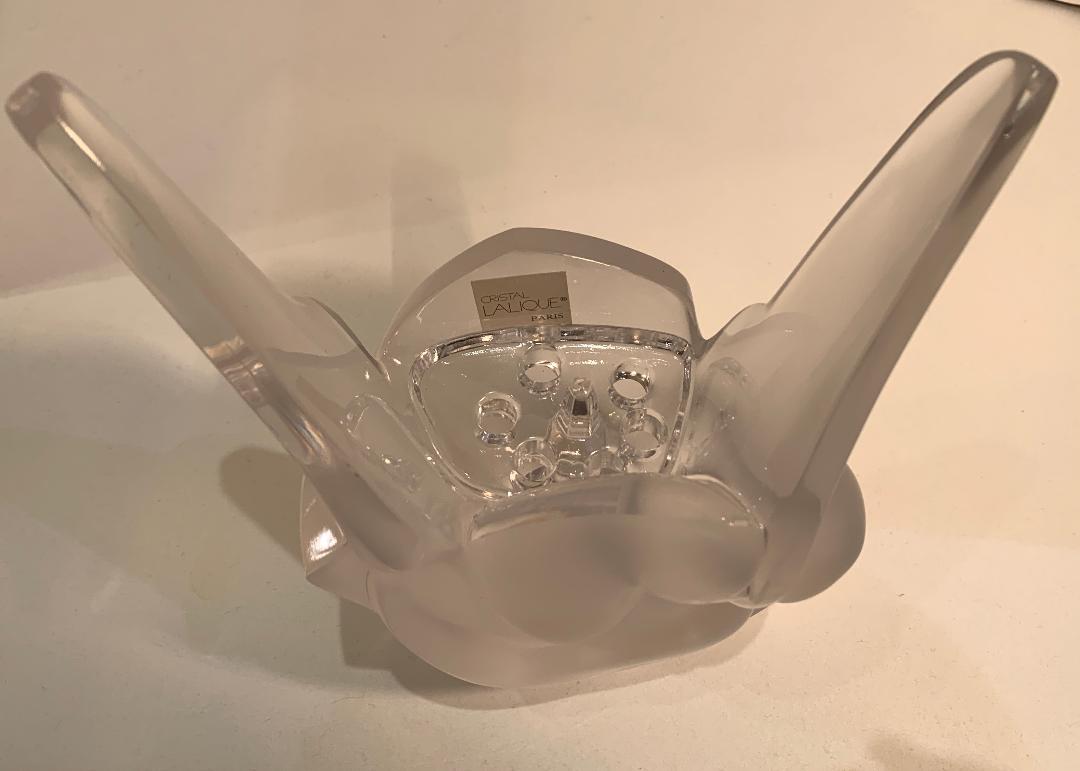Français Gracieux vase en cristal Lalique France «ylvie » avec grenouille à fleurs en vente