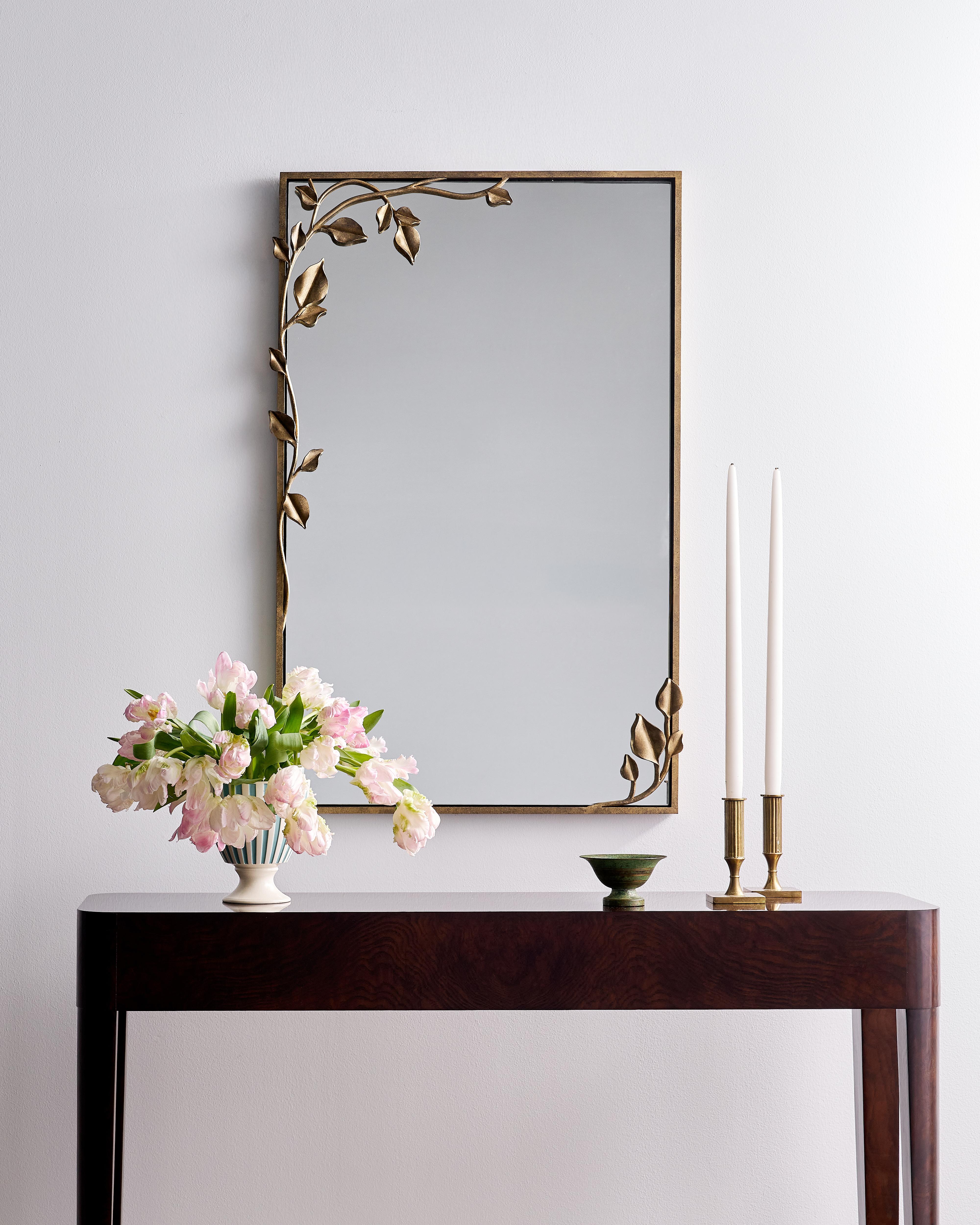 Mit einem Rahmen, der sowohl raffiniert als auch organisch wirkt, macht der Graceful Leaf Mirror seinem Namen alle Ehre. Über eine Ecke und an den Rändern ziehen sich sanft geschwungene Ranken, die mit handgeformten Blättern verziert sind und dem