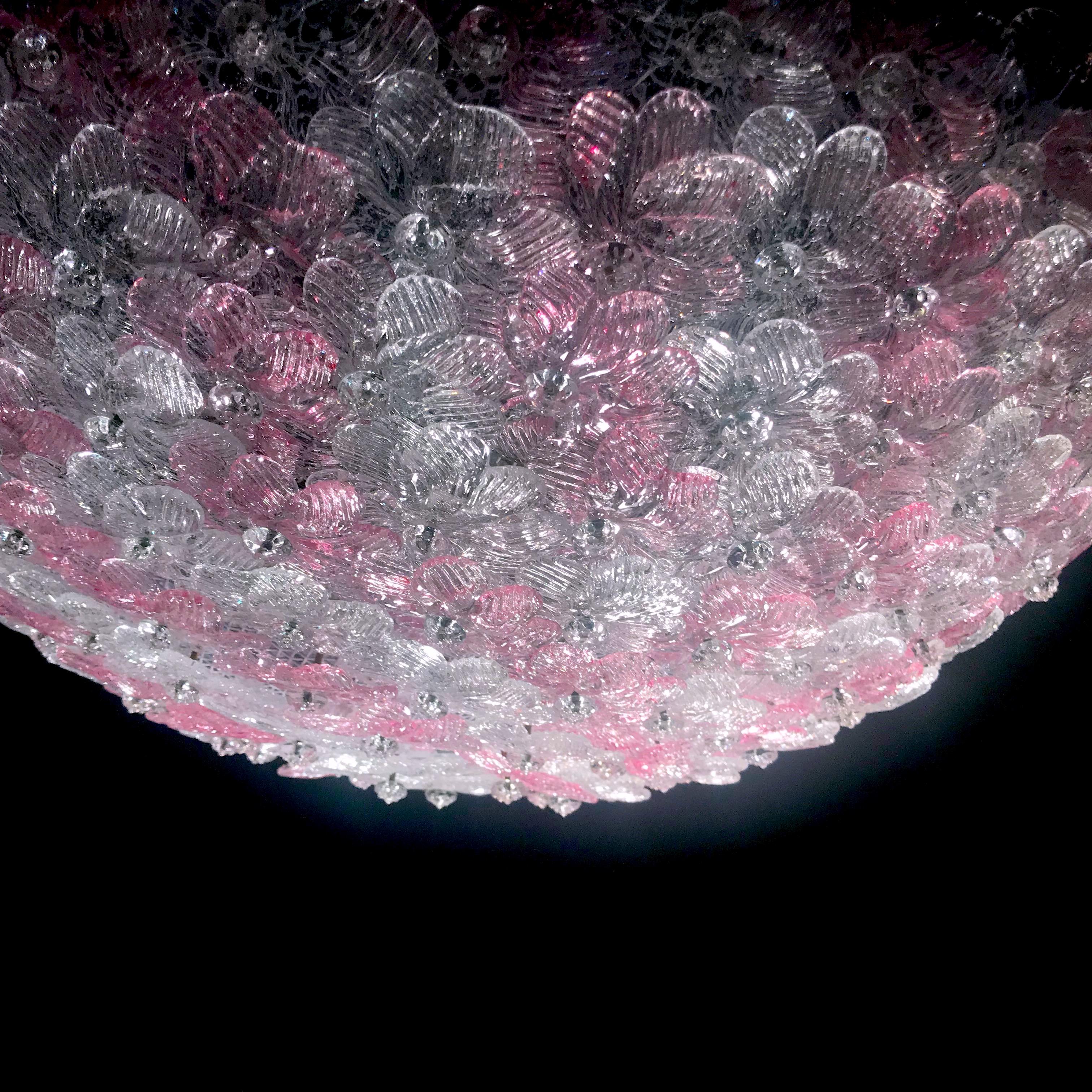 Plafonnier gracieux en verre de Murano avec panier de fleurs rose et glace du milieu du siècle dernier en vente 5