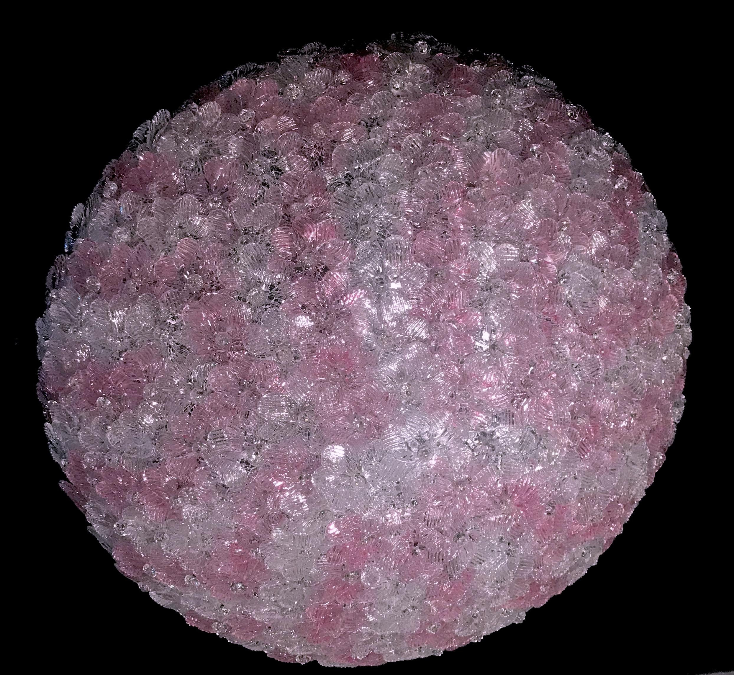 Sorprendente araña italiana de montaje empotrado soplada a mano de mediados de siglo, con flores de cristal superpuestas, rosas y hielo, montadas sobre un marco palmeado pintado de blanco.

Medidas: Altura
9.45 in. (24 cm).
Diámetro
23.62 in.