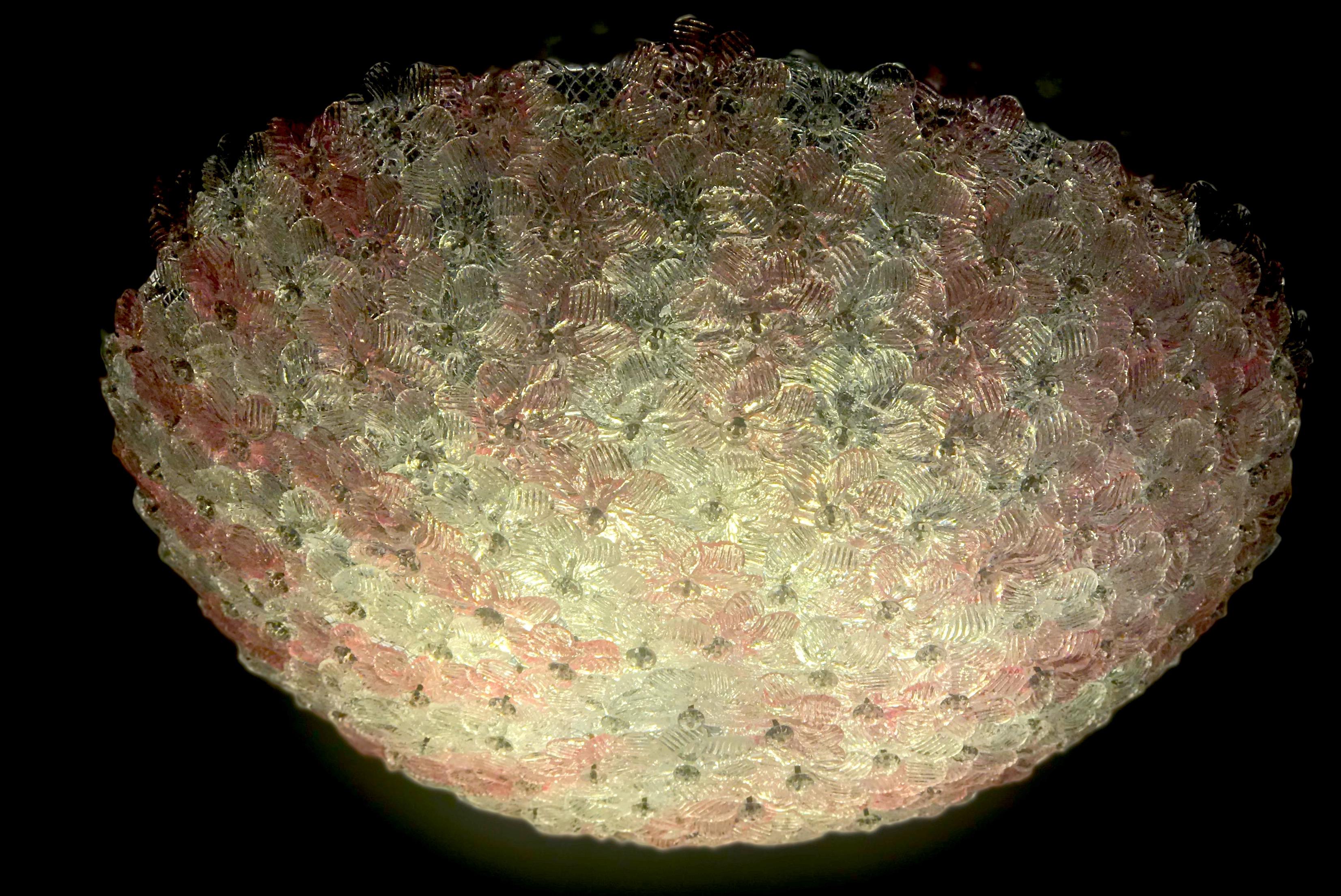 Milieu du XXe siècle Plafonnier gracieux en verre de Murano avec panier de fleurs rose et glace du milieu du siècle dernier en vente