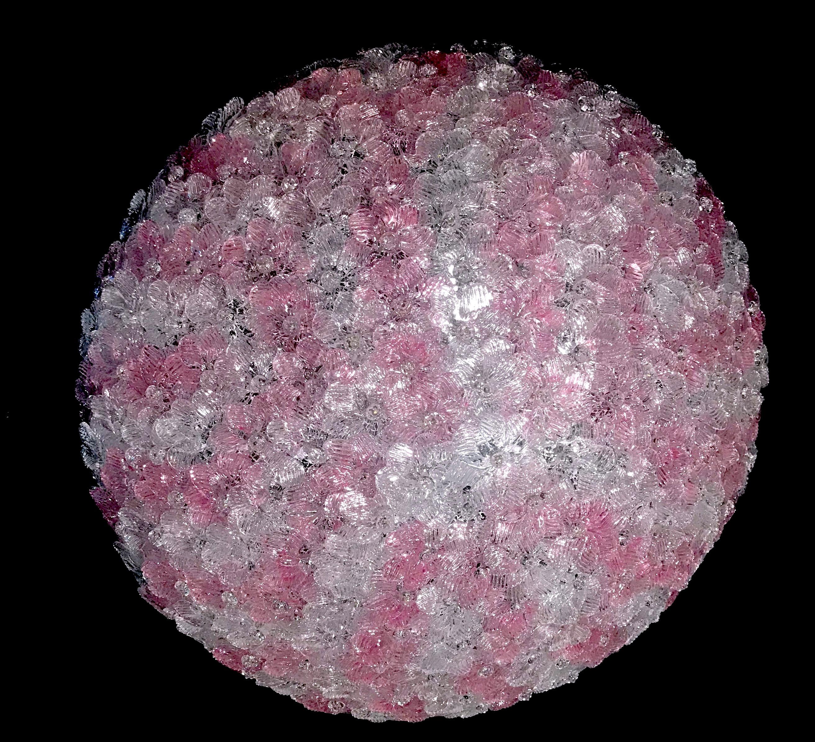 Graciosa Lámpara de Techo de Cristal de Murano con Cesta de Flores Rosa y Hielo de Mediados de Siglo en venta 2