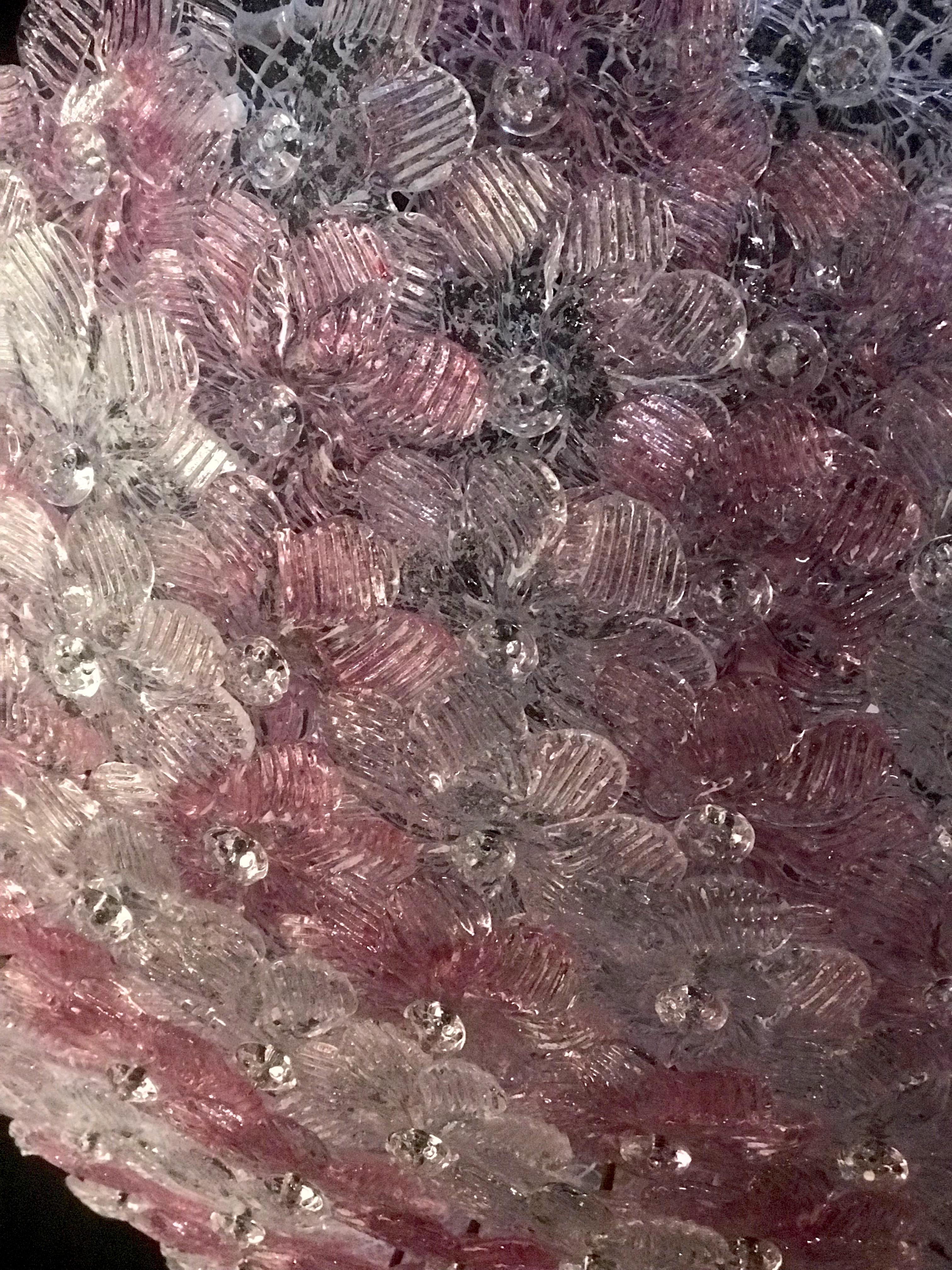 Graciosa Lámpara de Techo de Cristal de Murano con Cesta de Flores Rosa y Hielo de Mediados de Siglo Moderno de mediados de siglo en venta