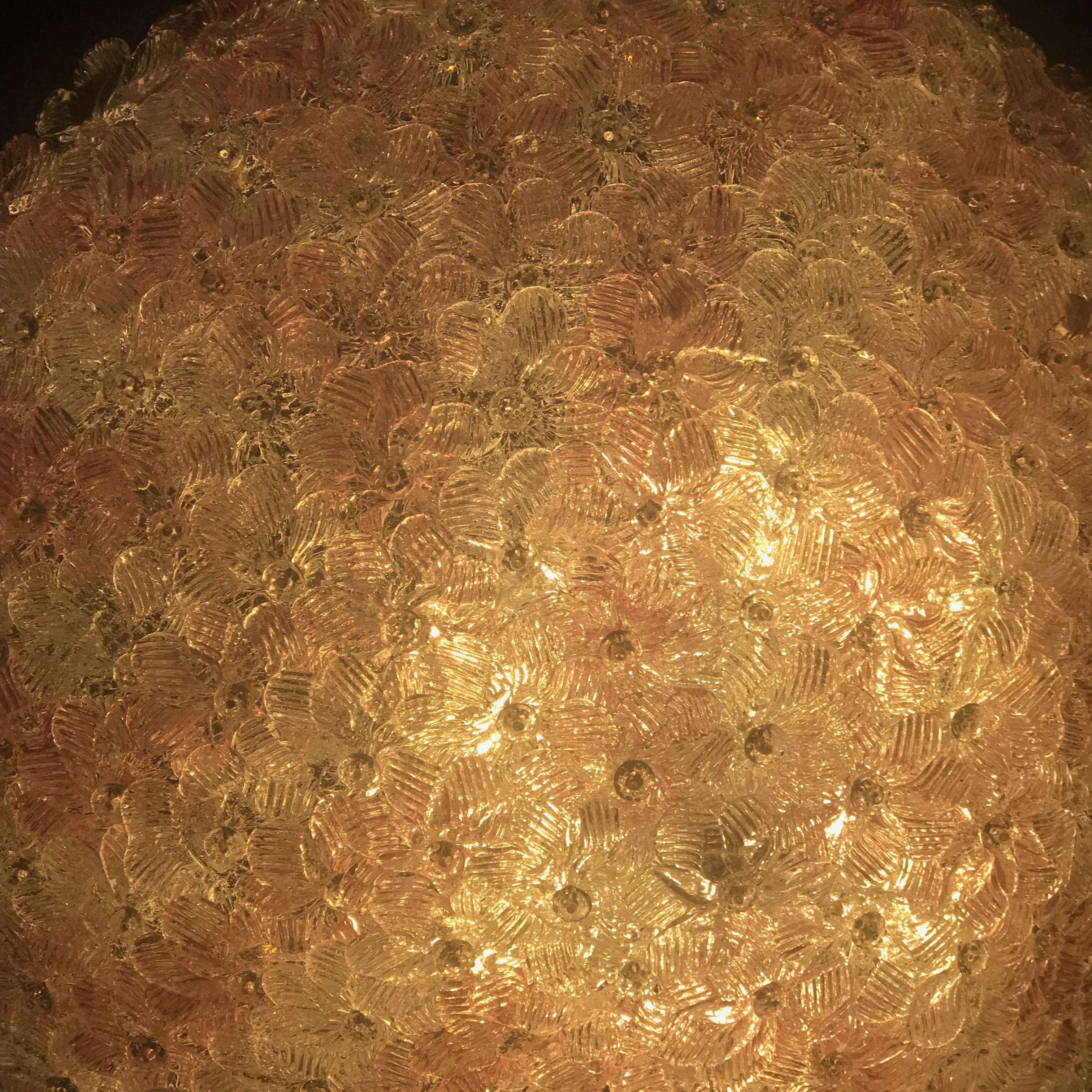 Graciosa Lámpara de Techo de Cristal de Murano con Cesta de Flores Rosa y Hielo de Mediados de Siglo en venta 1