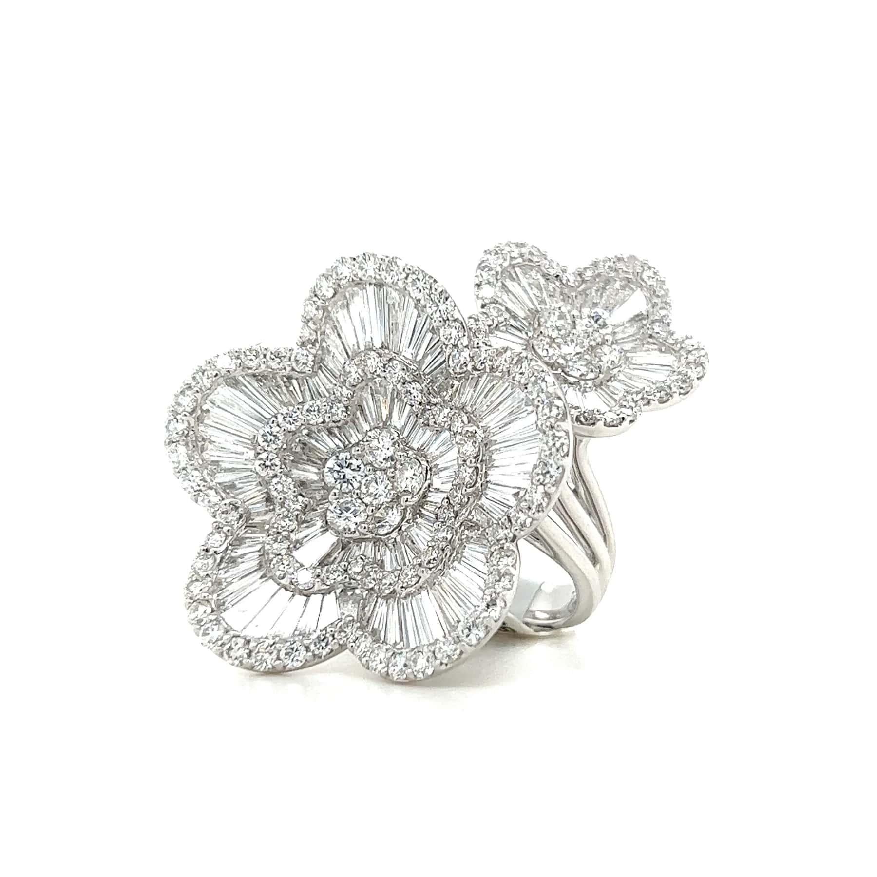 in vendita:  Anello da cocktail con doppio fiore di diamante in oro bianco 18 carati 2