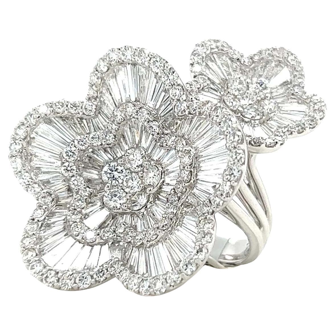 Anello da cocktail con doppio fiore di diamante in oro bianco 18 carati
