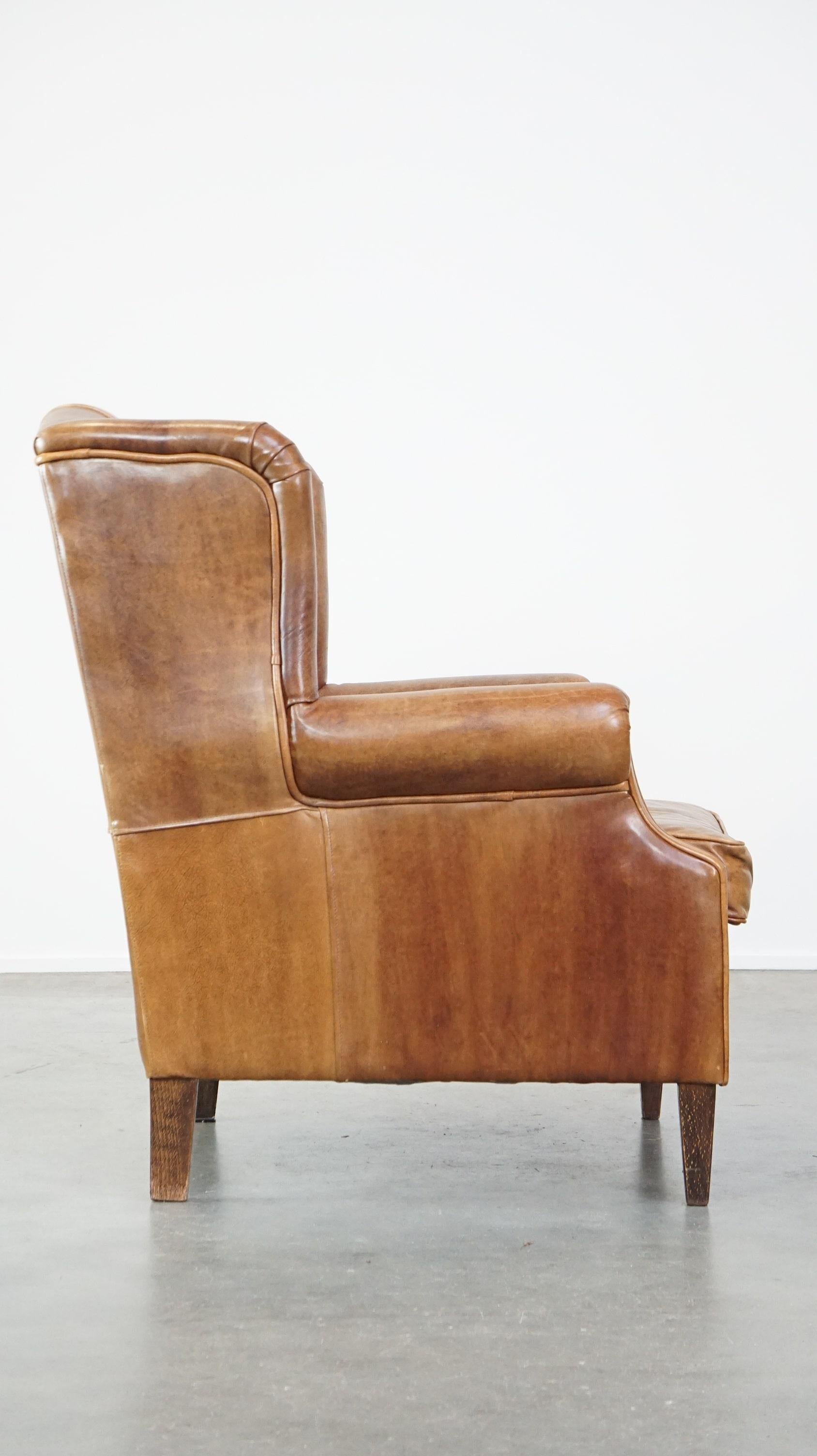 Fatto a mano Graziosa, elegante e confortevole sedia ad ala in pelle di mucca in stile inglese in vendita