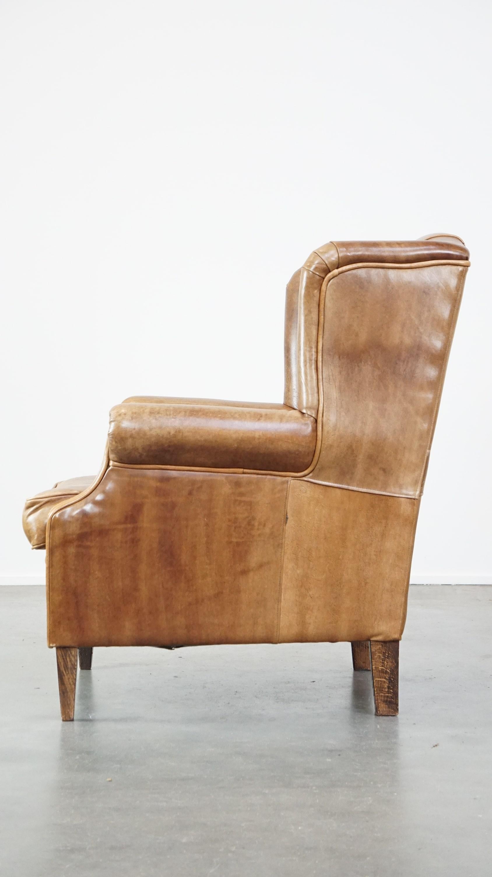 XX secolo Graziosa, elegante e confortevole sedia ad ala in pelle di mucca in stile inglese in vendita