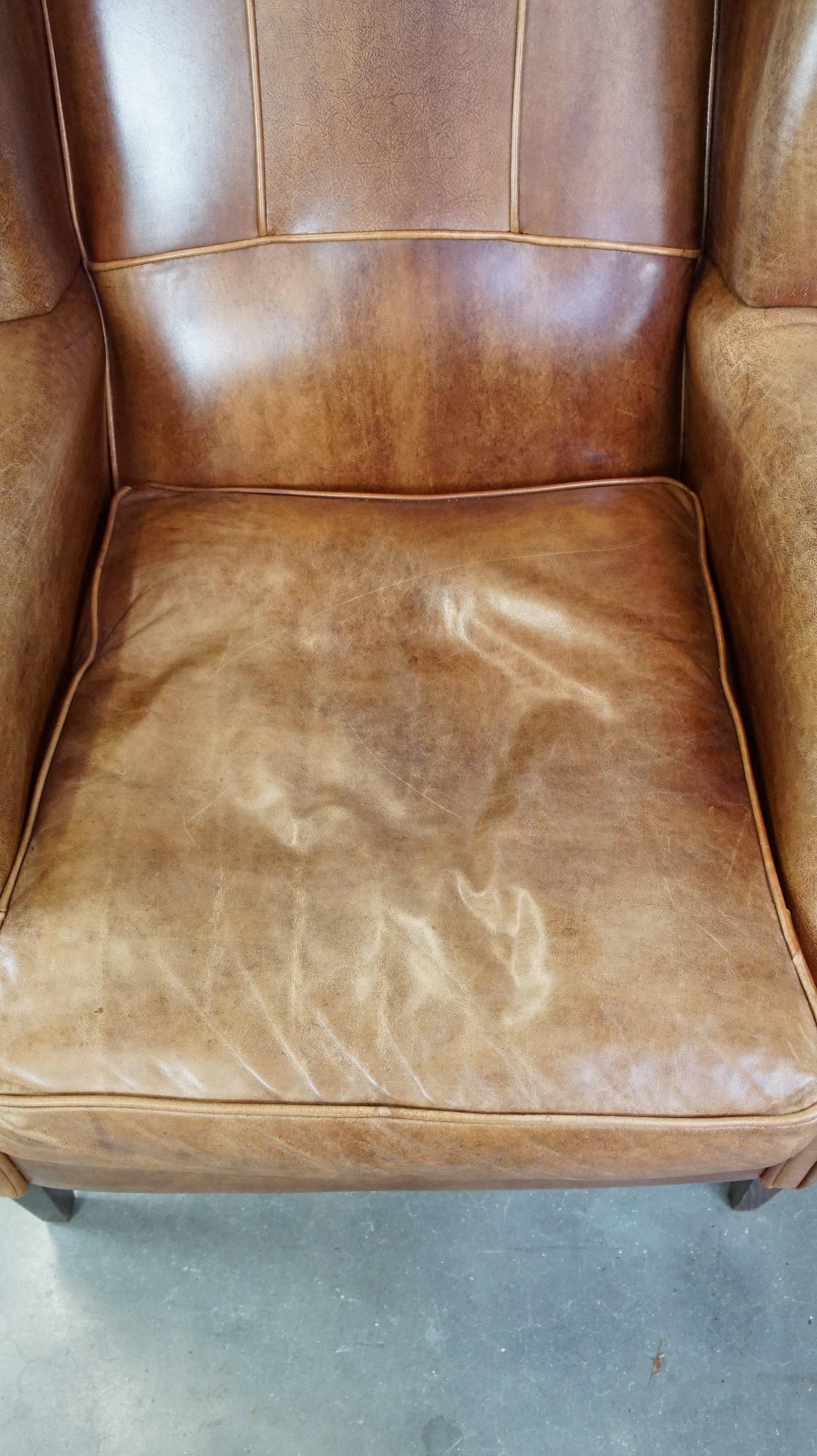 Vacchetta Graziosa, elegante e confortevole sedia ad ala in pelle di mucca in stile inglese in vendita