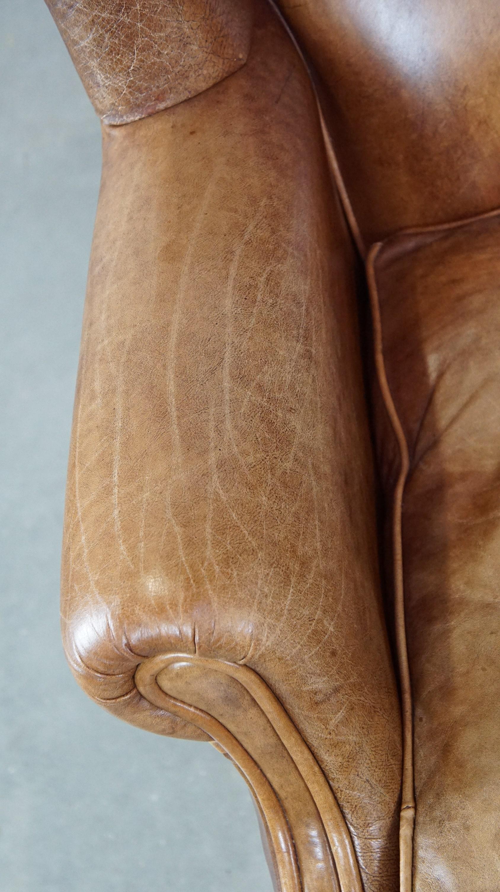 Graziosa, elegante e confortevole sedia ad ala in pelle di mucca in stile inglese in vendita 1