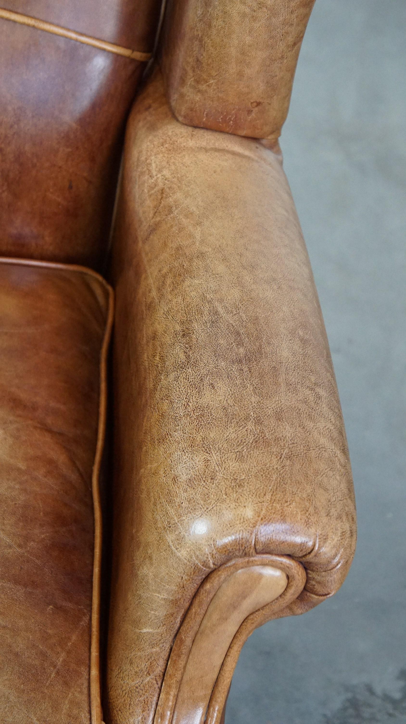 Graziosa, elegante e confortevole sedia ad ala in pelle di mucca in stile inglese in vendita 2