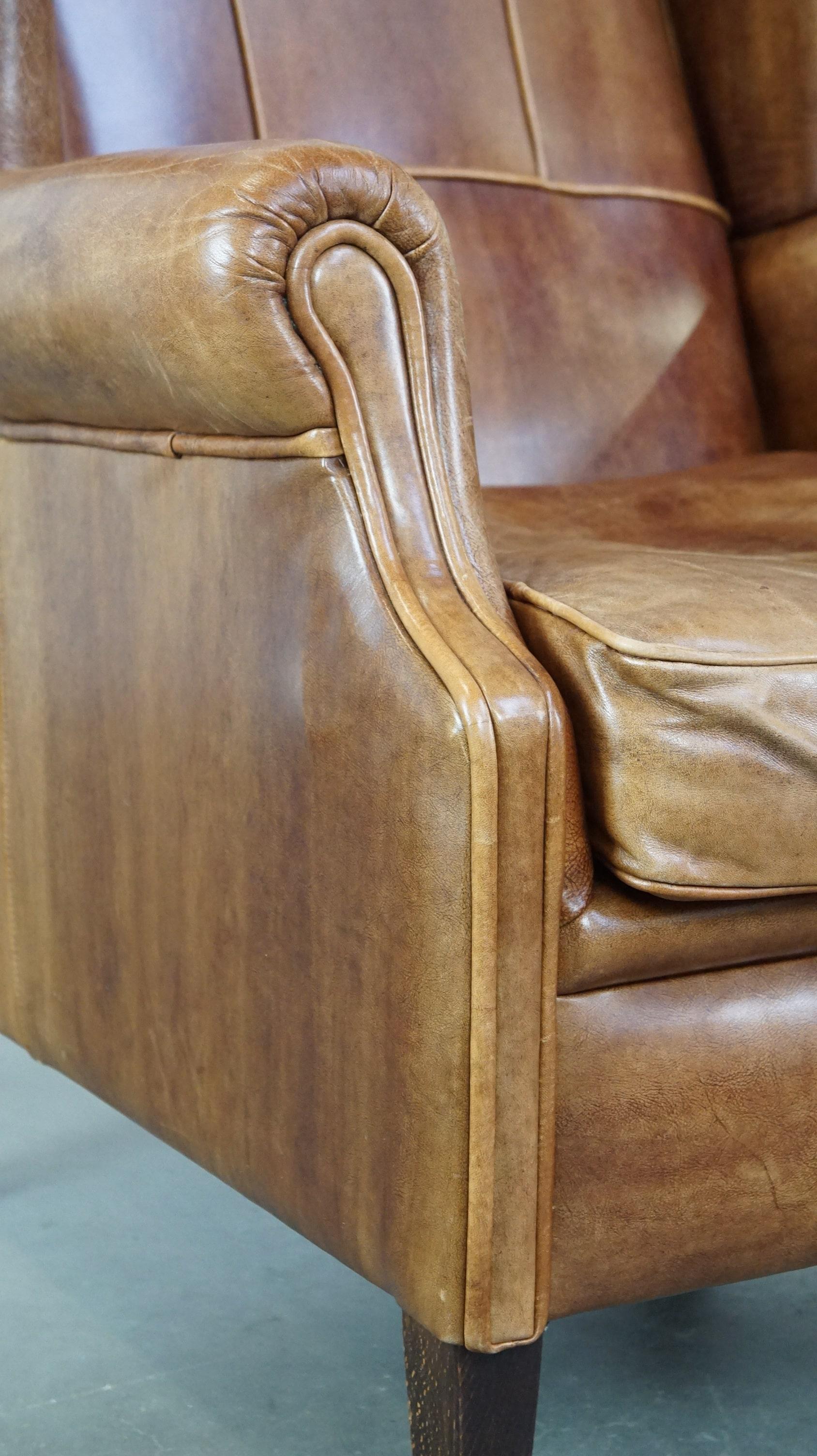 Graziosa, elegante e confortevole sedia ad ala in pelle di mucca in stile inglese in vendita 3