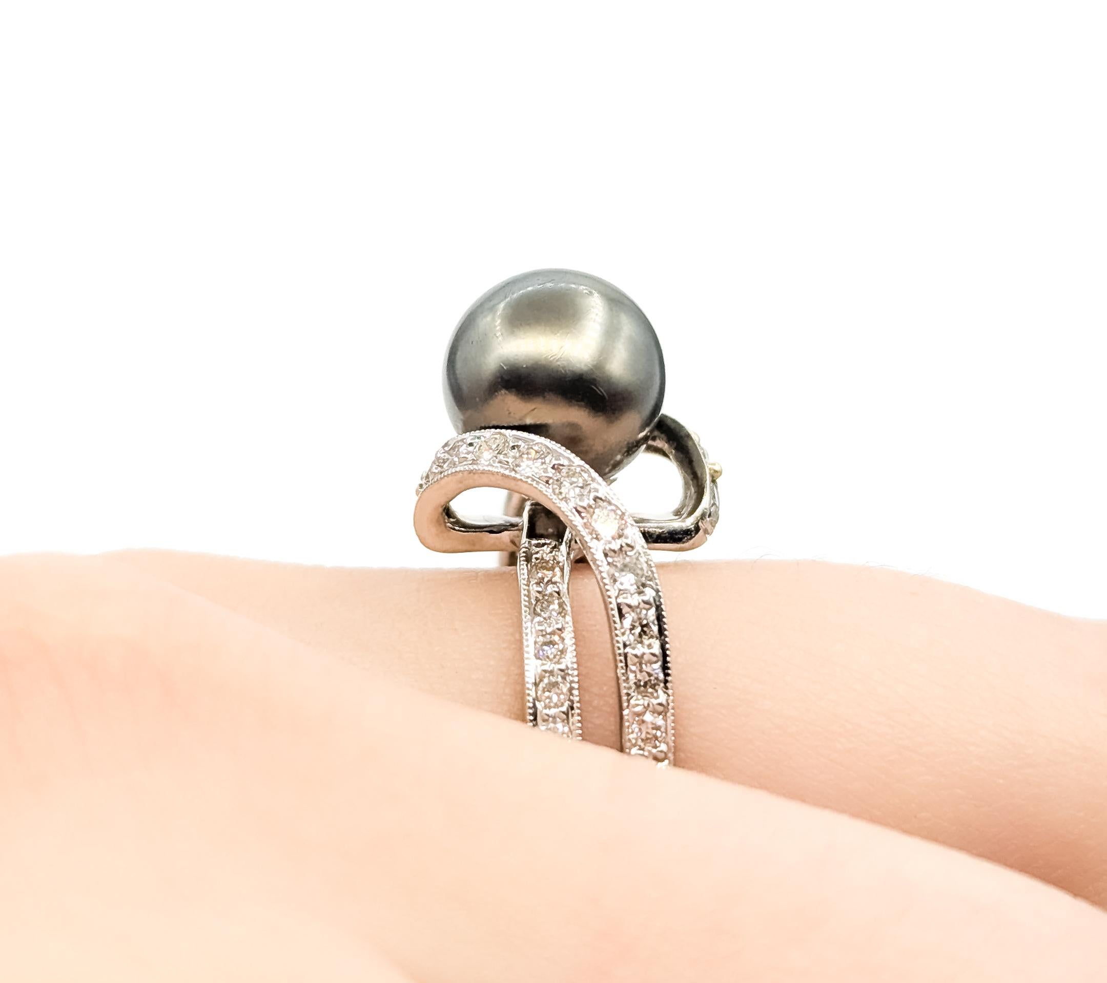 Taille ronde Gracieuse bague en or blanc 14k avec perles de Tahiti et diamants en vente