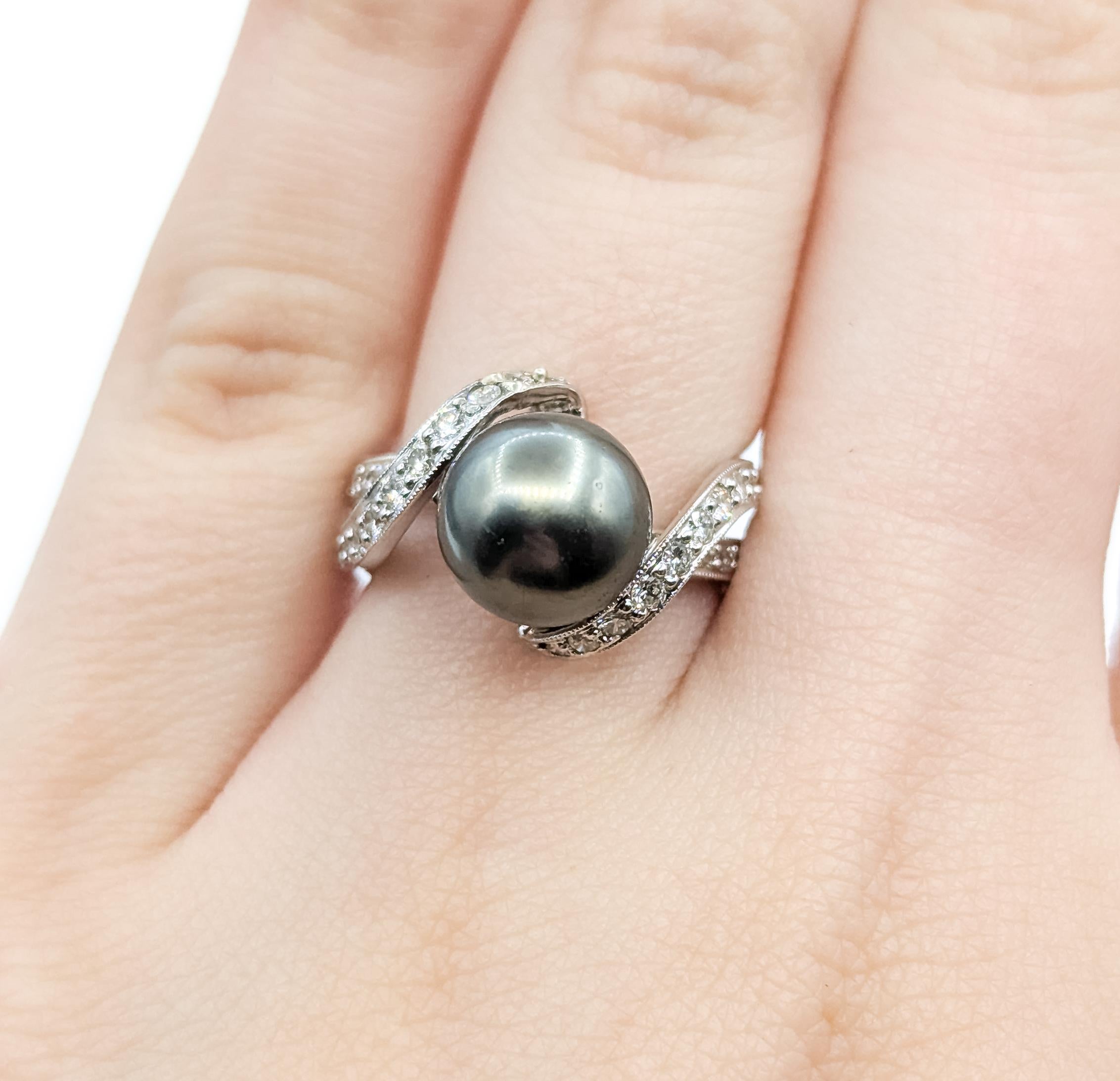 Gracieuse bague en or blanc 14k avec perles de Tahiti et diamants Pour femmes en vente